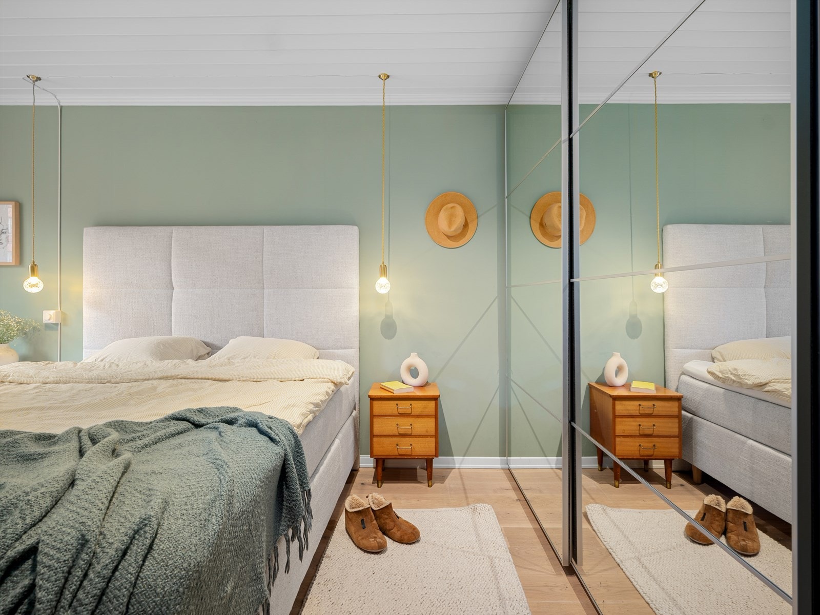 Innebygd klesskap gir praktisk oppbevaring og utnytter plassen effektivt. Galleribilde