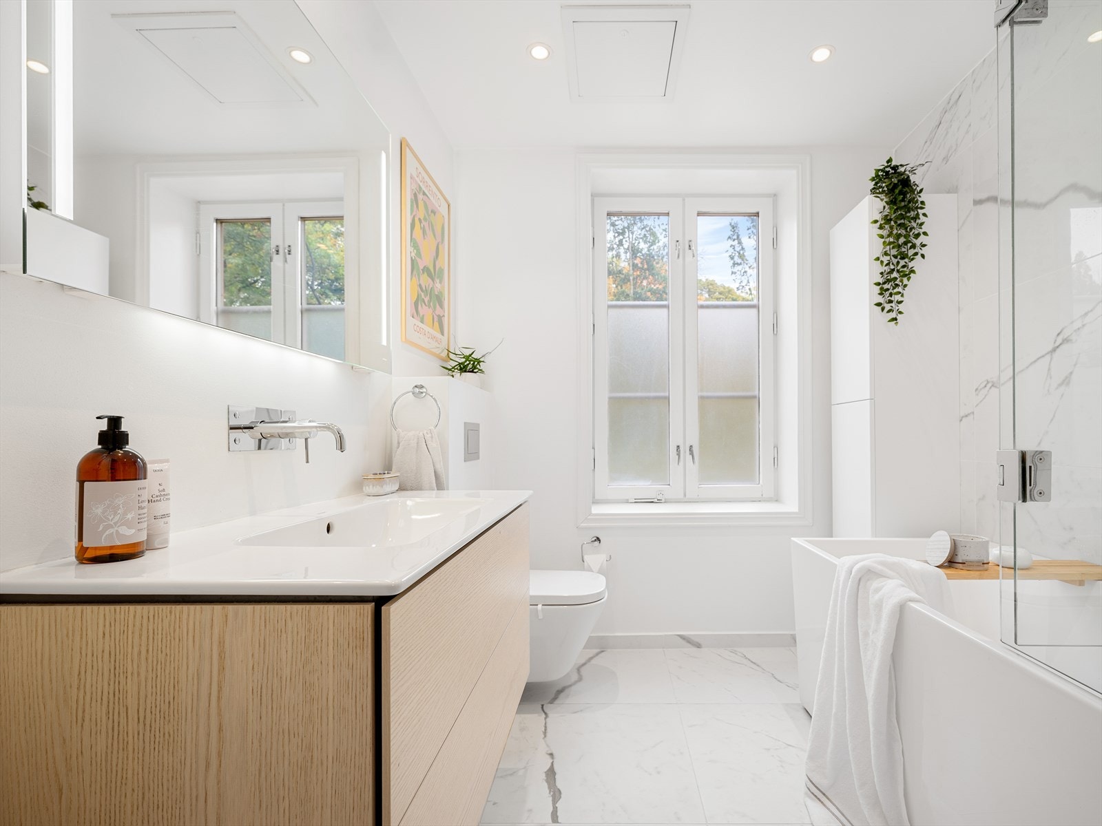 Det lyse, moderne og stilrene badet ble totalrenovert i 2019. Galleribilde