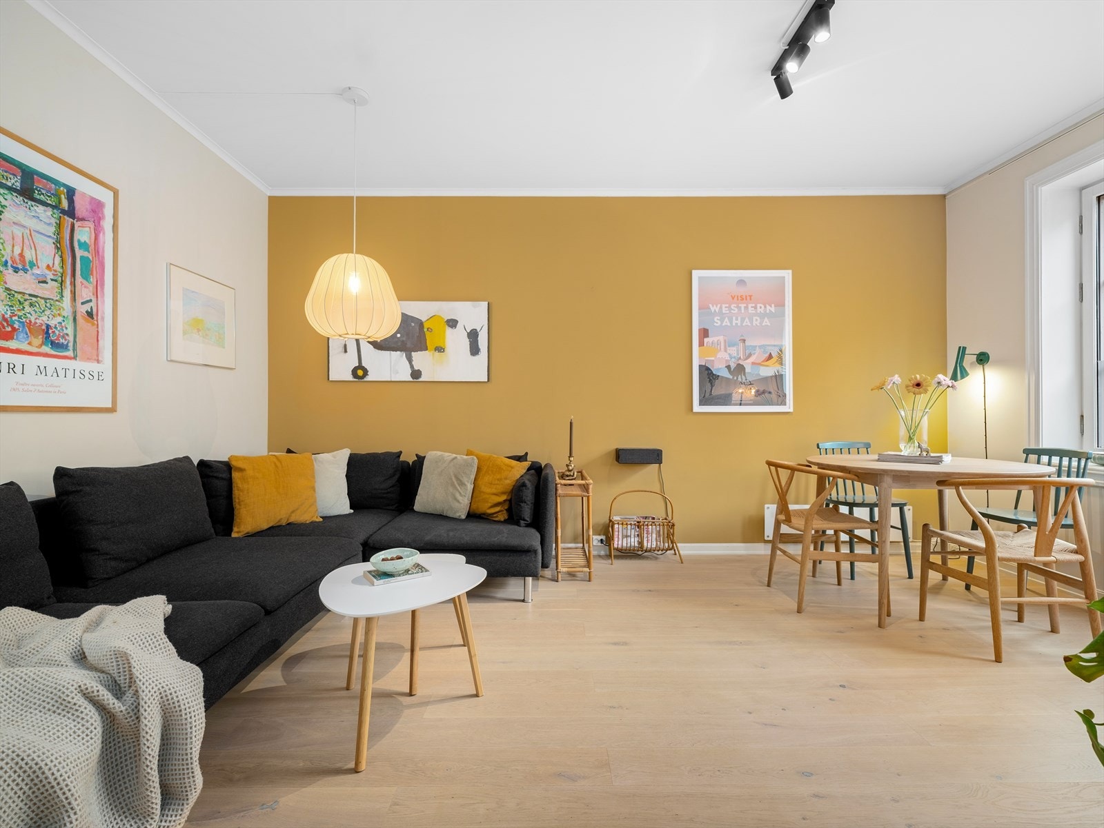 Lys og flott stue med plass til stor sofagruppe og spisebord. Galleribilde