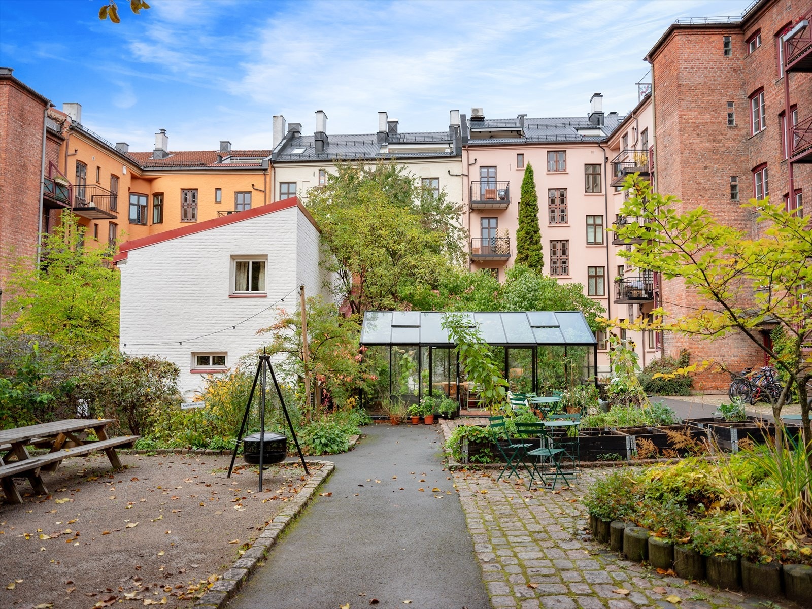 Veldrevet borrettslag, med flere sosiale sammenkomster og bakgårdshus til utleie for beboerne. Galleribilde