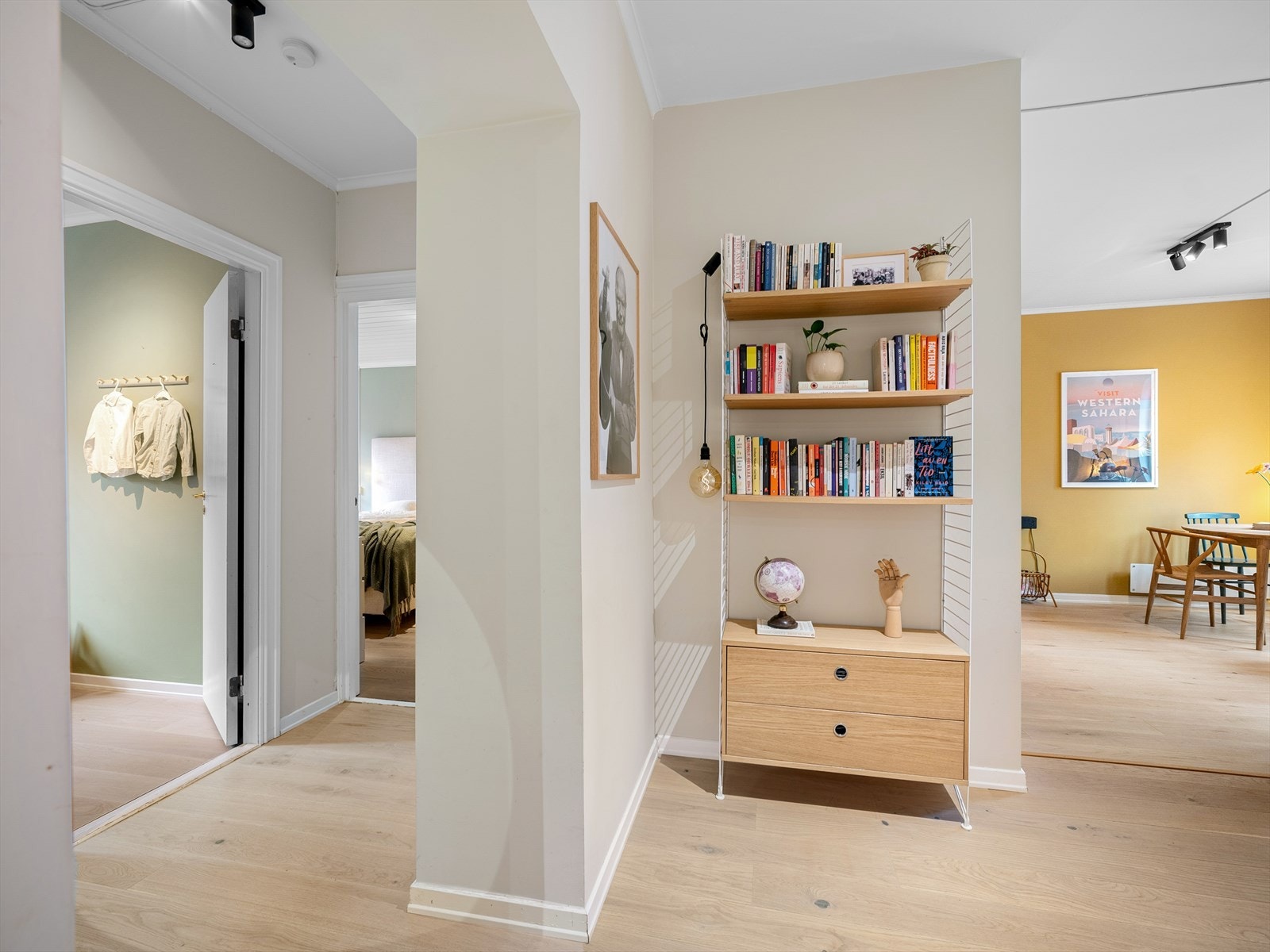 "Vi har elsket leilighetens unike planløsning med en luftig mellomgang og soverom som ligger i en egen "fløy""- selger Galleribilde