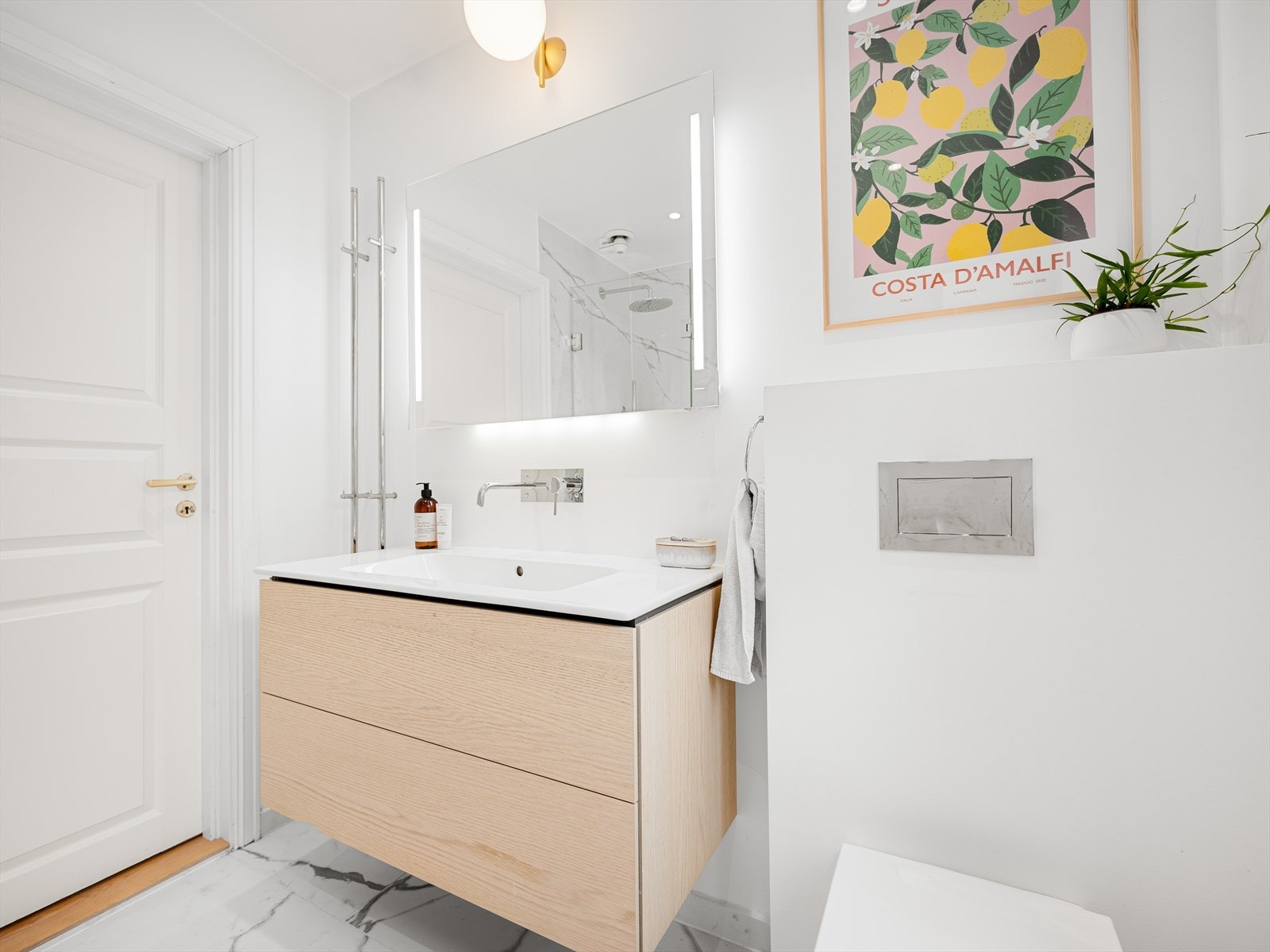 Godt med oppbevaringsplass under vasken. Galleribilde