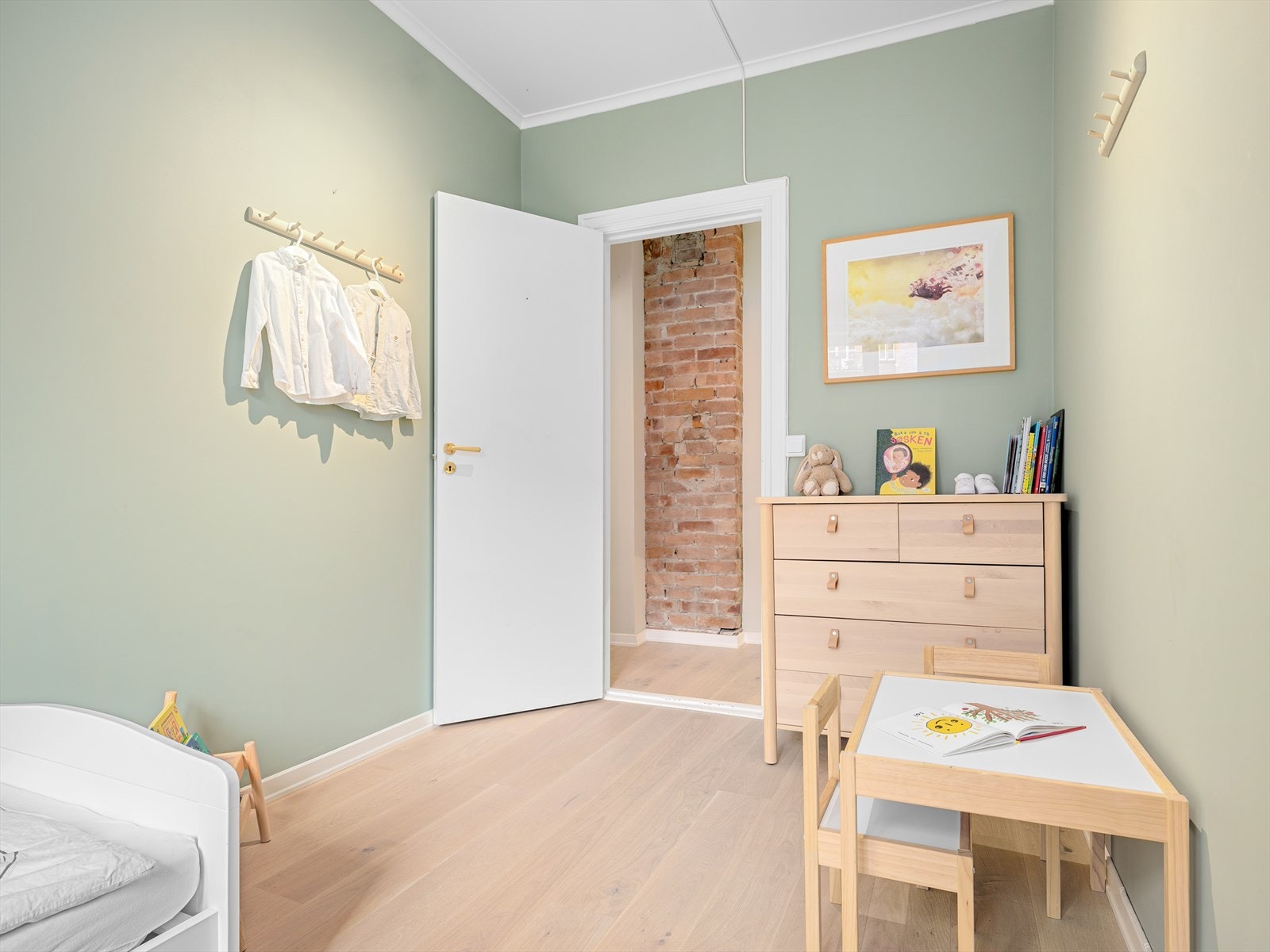 Lyse pastellgrønne vegger gir en rolig og dus atmosfære. Galleribilde