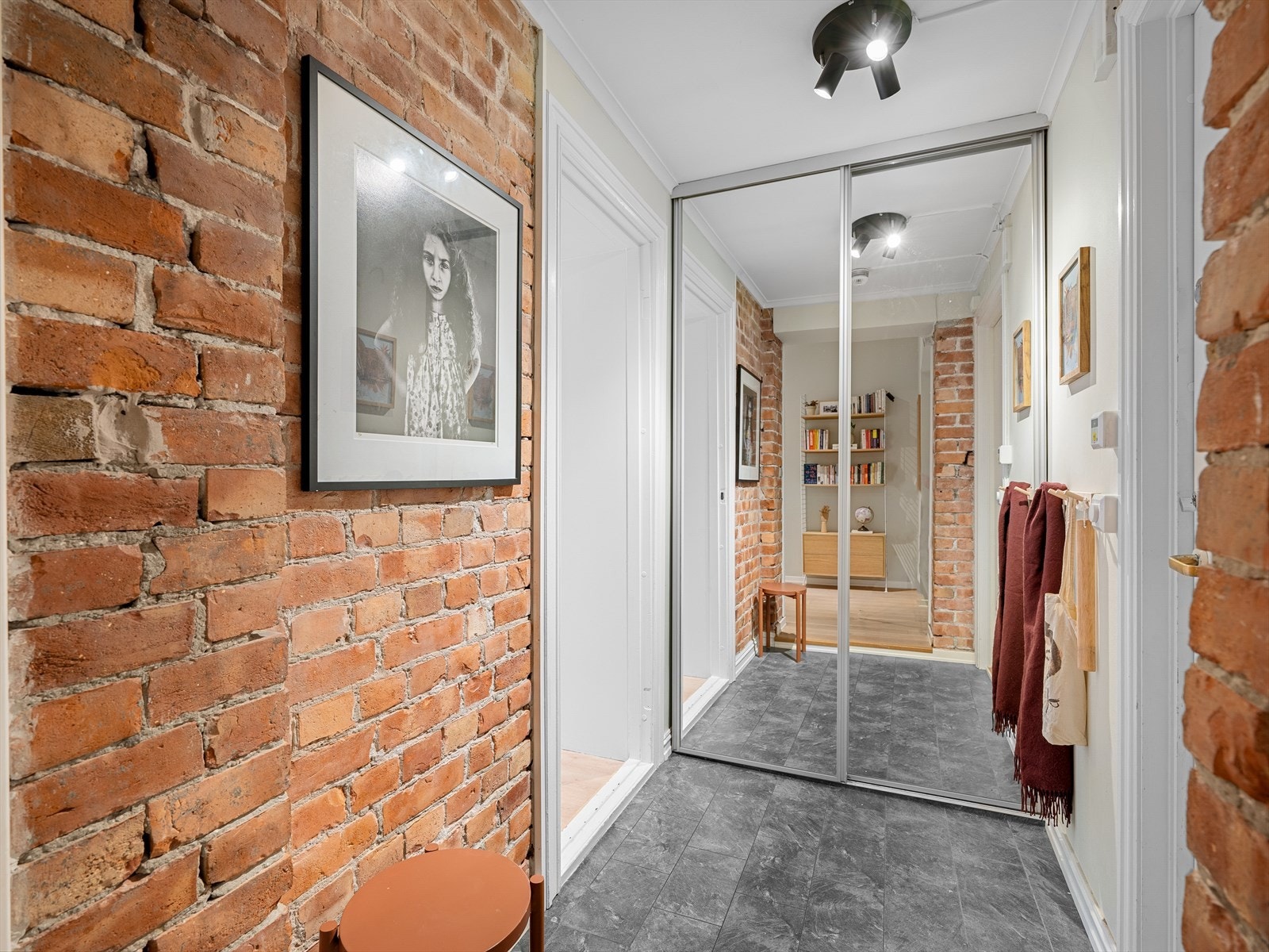 Gangen har god oppbevaring, og speildørene bidrar til å åpne opp rommet, noe som gir et lyst og romslig inntrykk. Galleribilde