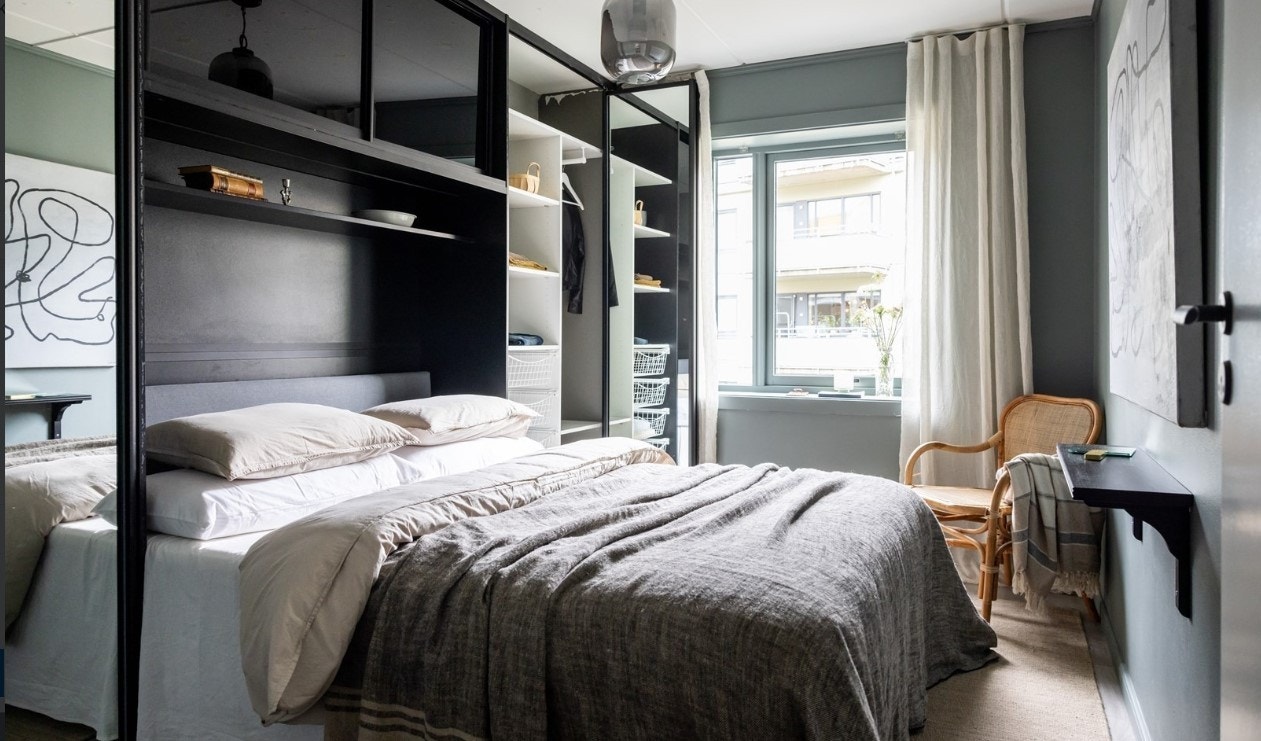 Hovedsoverom med plassbygget garderobe rundt senga. Galleribilde