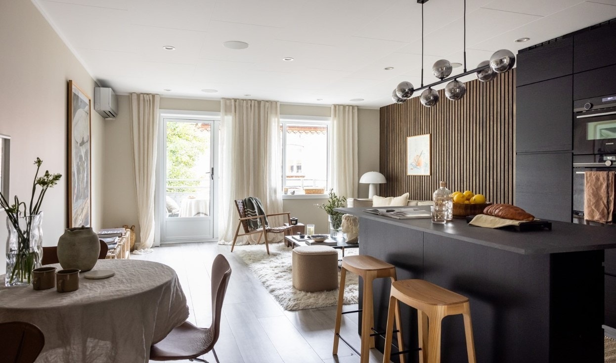 Stue/kjøkken i åpen løsning. Her er det plass til både sofa og spisebord. Galleribilde