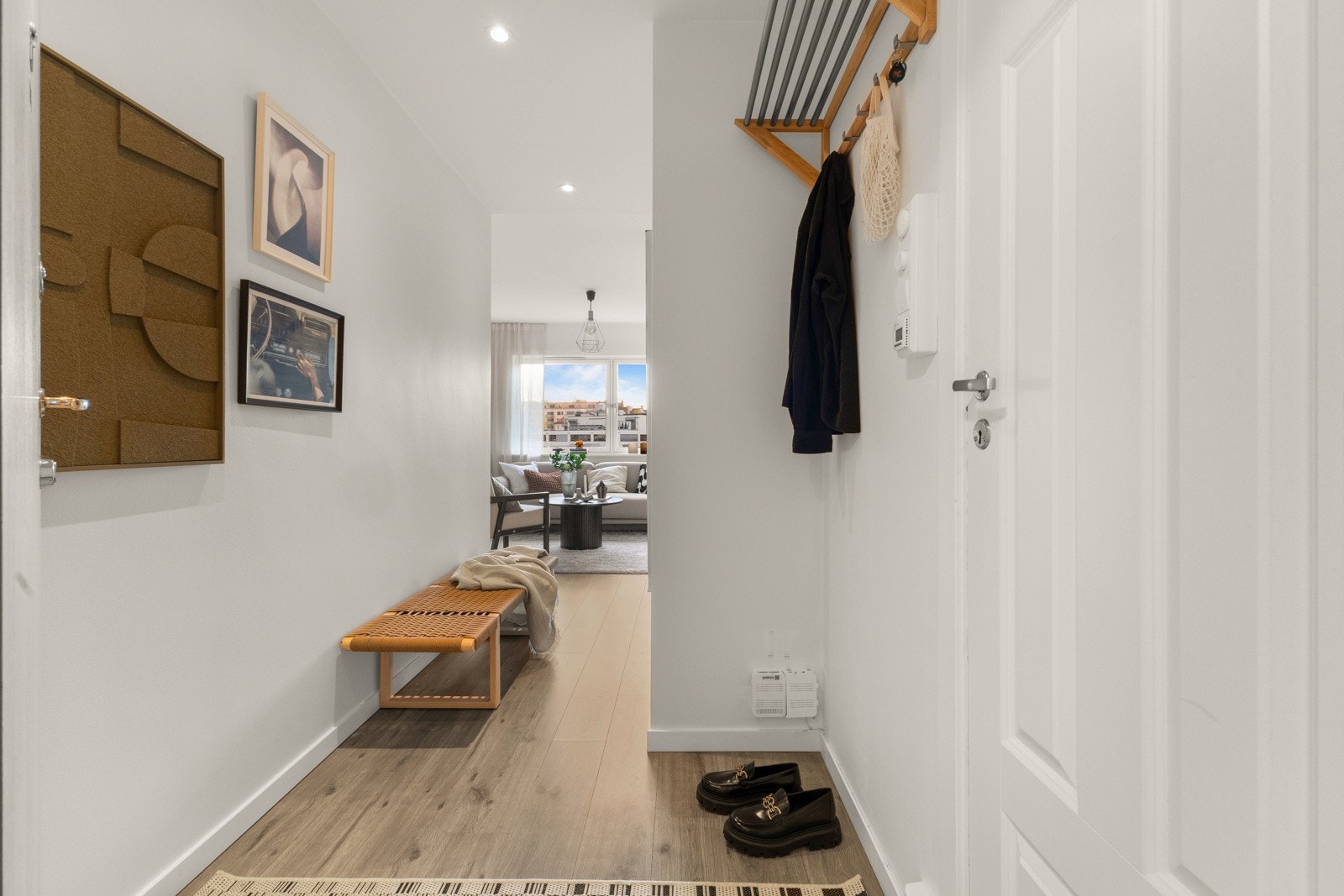 Velkommen inn! Inngangspartiet gir gode muligheter til å henge fra seg yttertøy og sko. Galleribilde