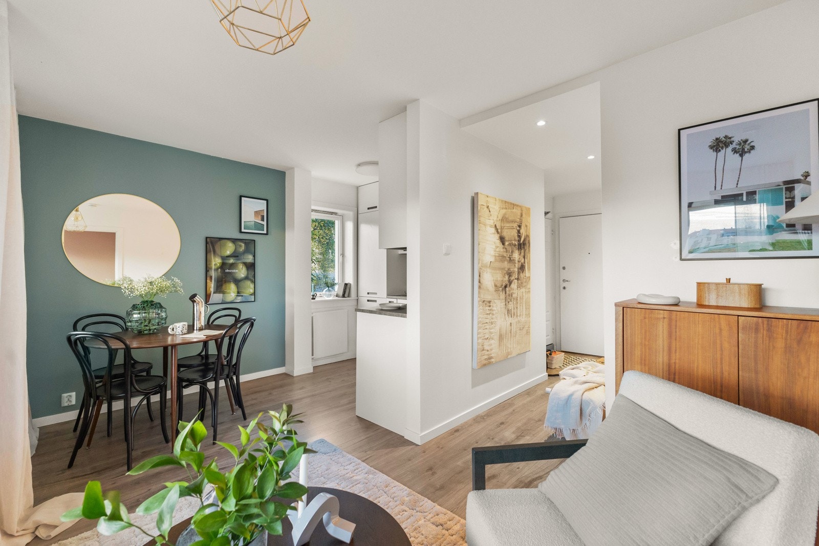 Her er det plass til både en stor sofaseksjon og et spisebord, perfekt for hyggelige middager med familie og venner. Galleribilde