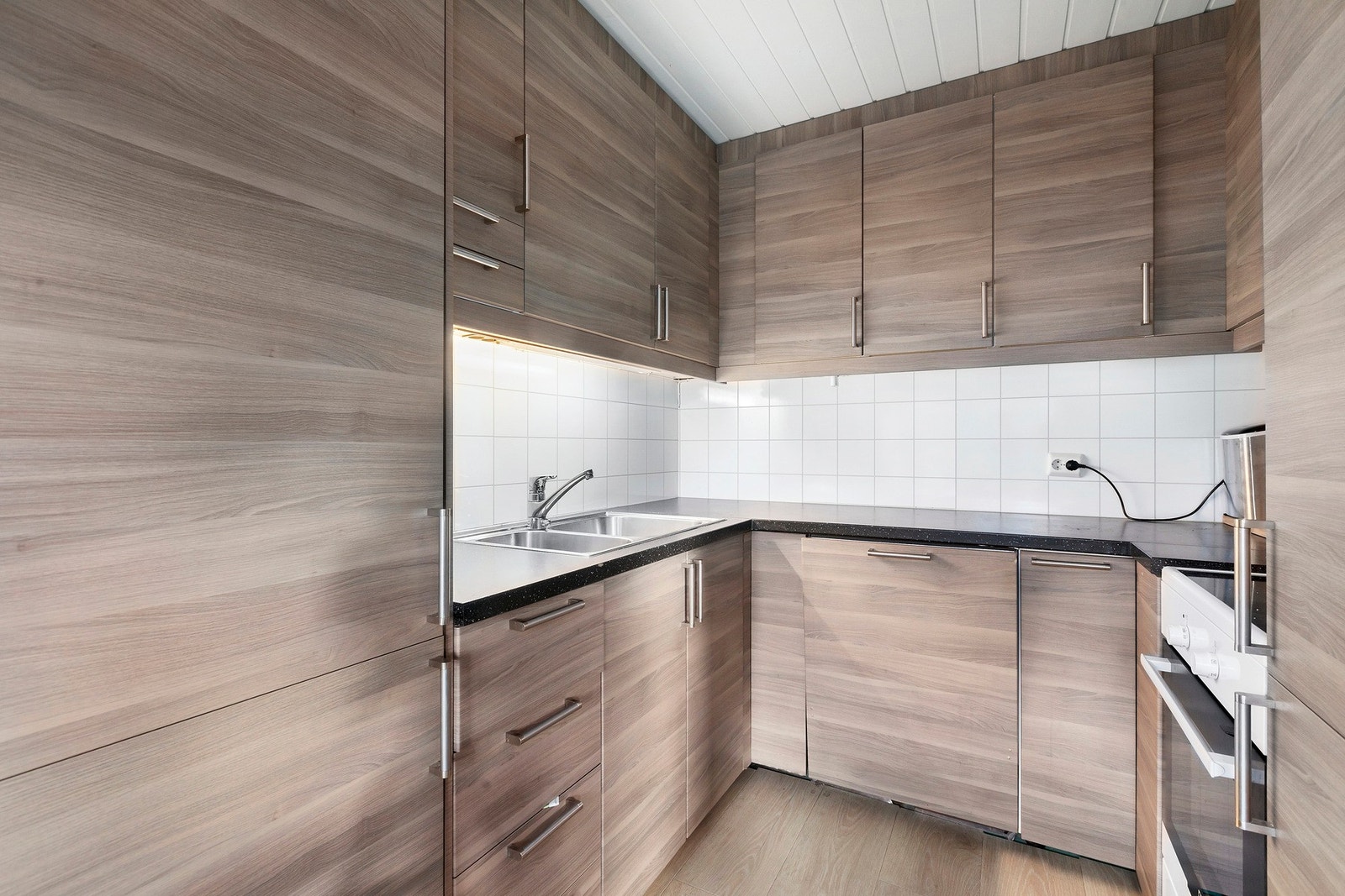 Kjøkkeninnredning med integrert oppvaskmaskin og kjøl/fryseskap. Galleribilde