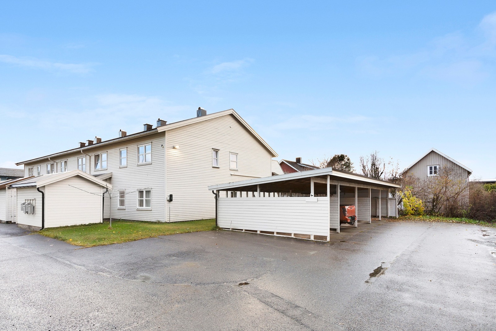 Felles utvendig parkeringsareal - Det medfølger ikke med egen parkeringsplass eller garasje med leiligheten. I forhold til carport er det ventelister. Galleribilde