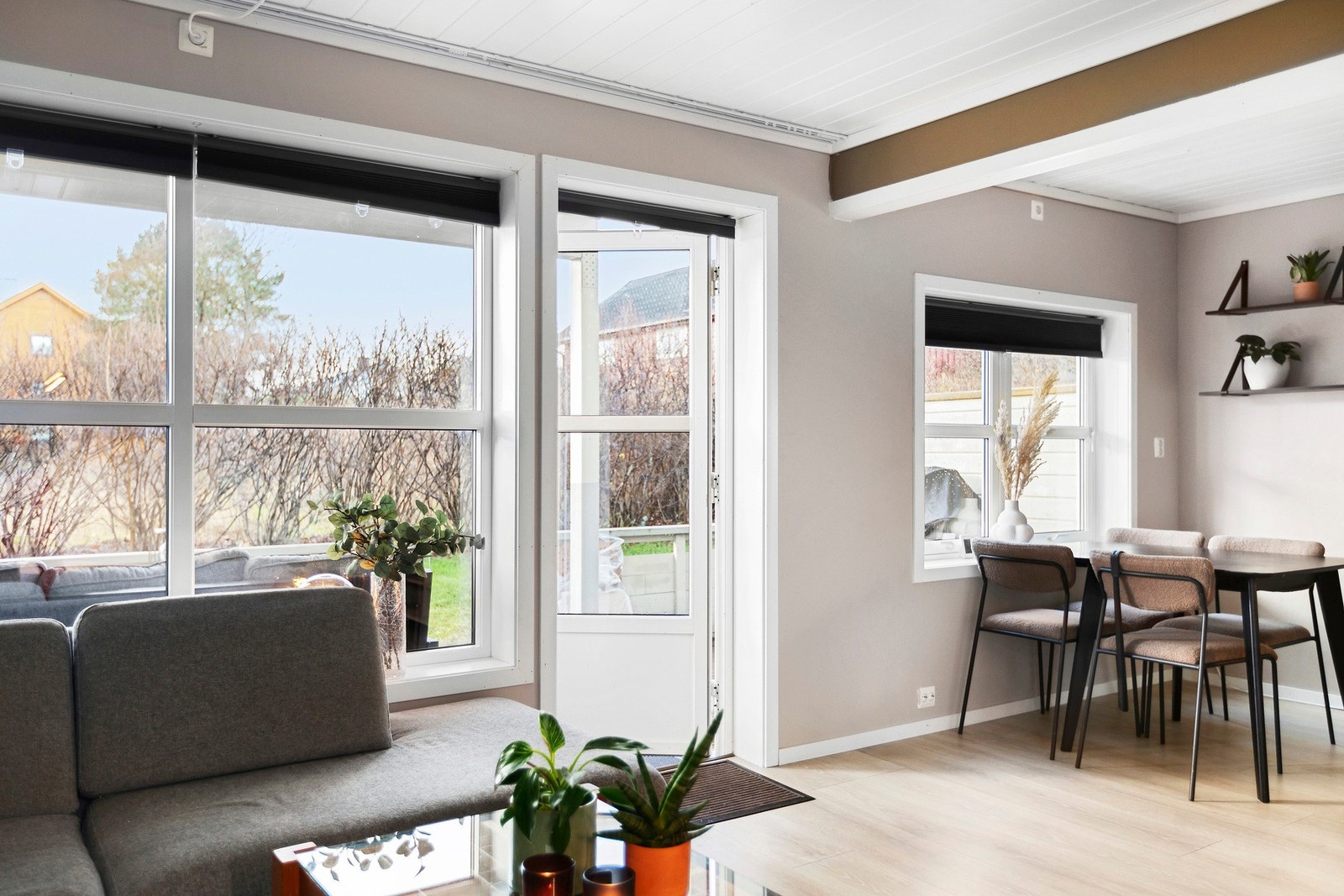 Fra stuen er det utgang til en vestvendt markterrasse. Galleribilde