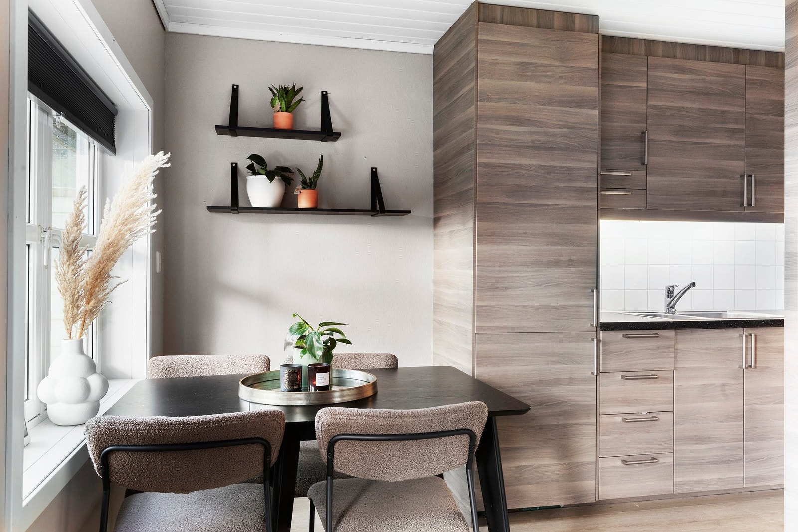 Spisestue v/vinduspost knytter kjøkken og stue sammen. Galleribilde