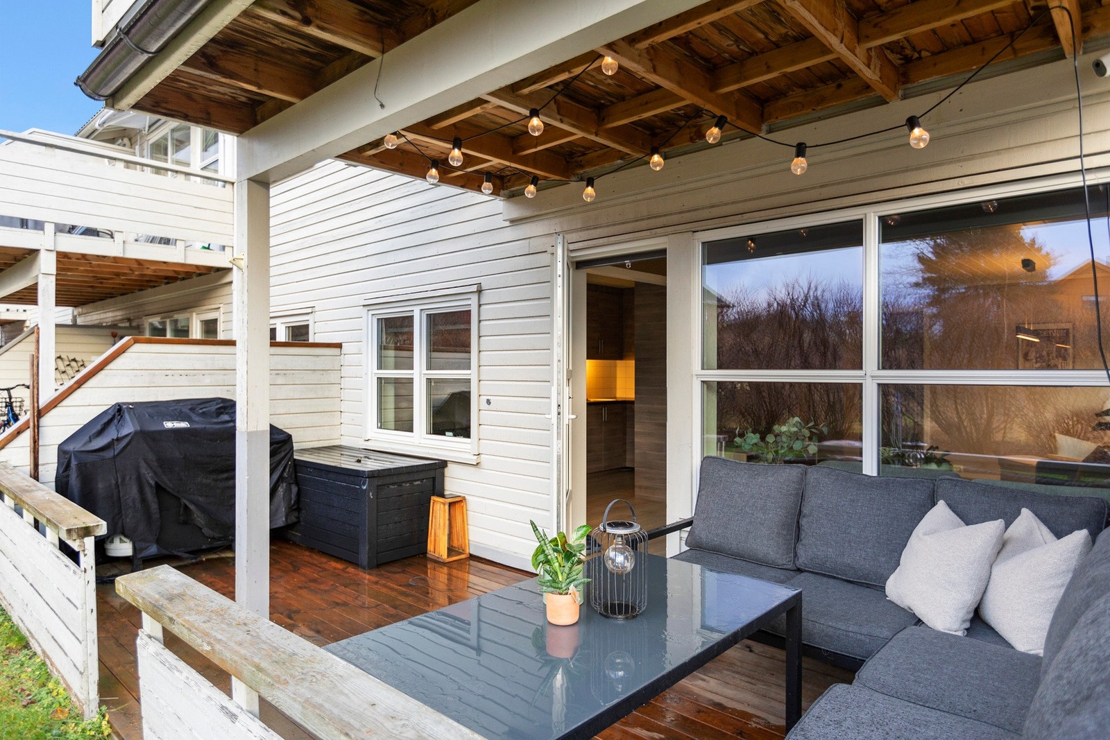 Terrasse med delvis takoverbygg og godt med møbleringsmuligheter. Galleribilde