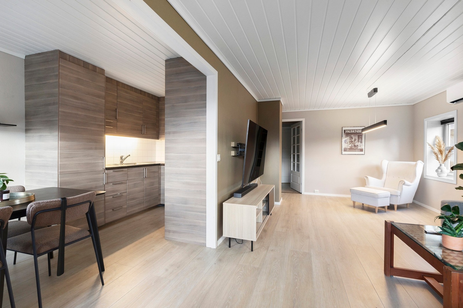 Stue på 20 kvm delvis adskilt fra kjøkken på 9 kvm. Galleribilde