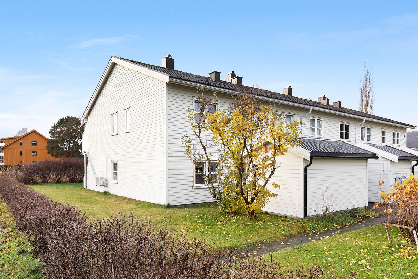 Sandan I Borettslag består av 24 andeler og har et stort felles tun med grøntareal. Galleribilde