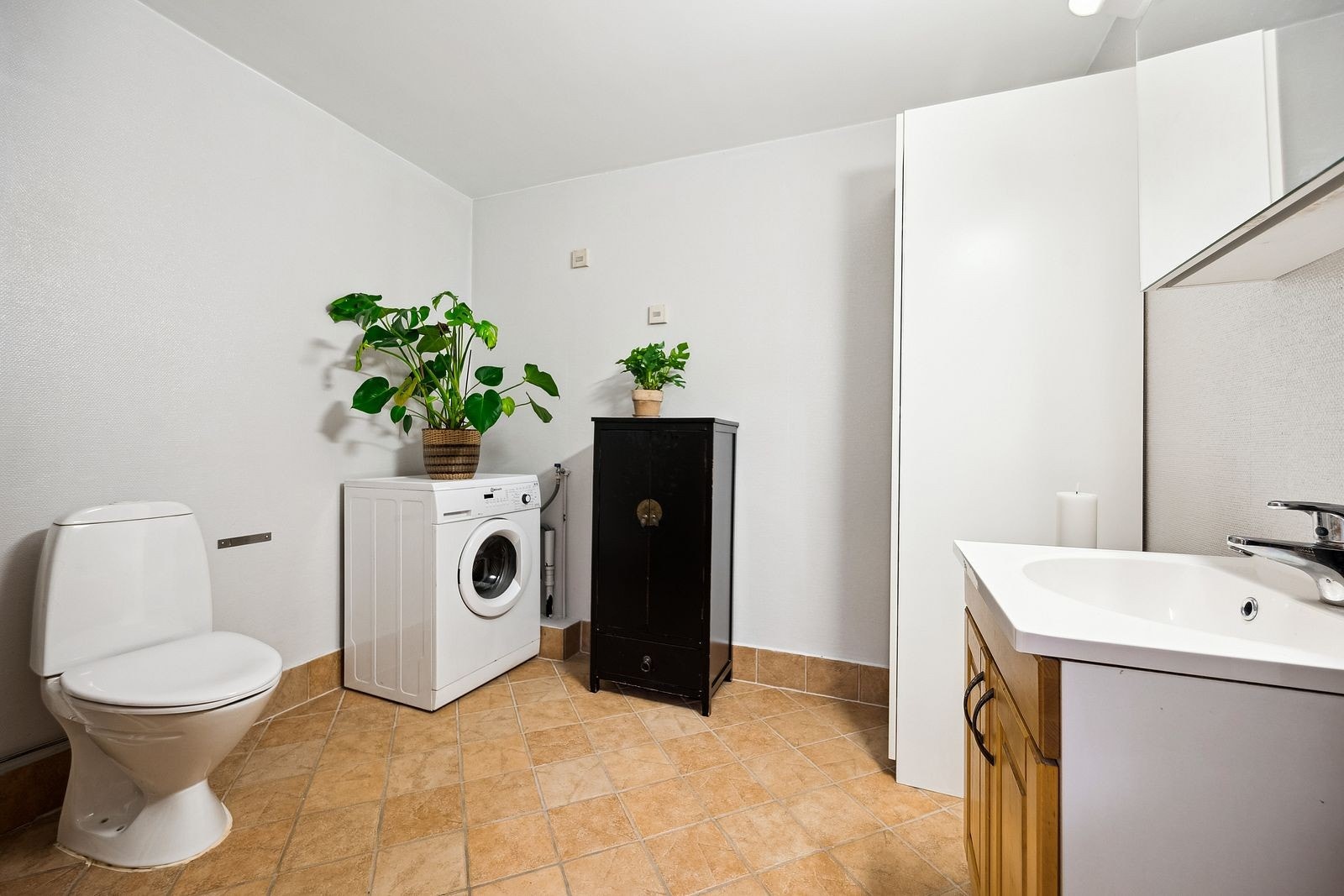 Romslig bad med tilhørende vaskemaskin. Leiligheten leies ut fullt møblert. Galleribilde