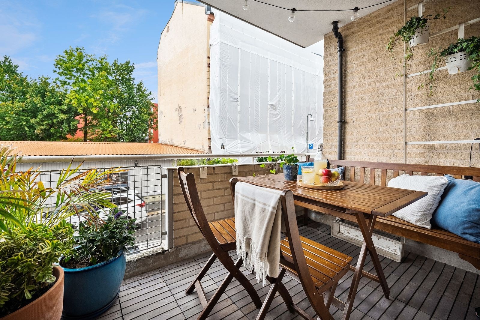 Overbygd balkong med idyllisk utsikt. Det er installert varmelampe. Galleribilde