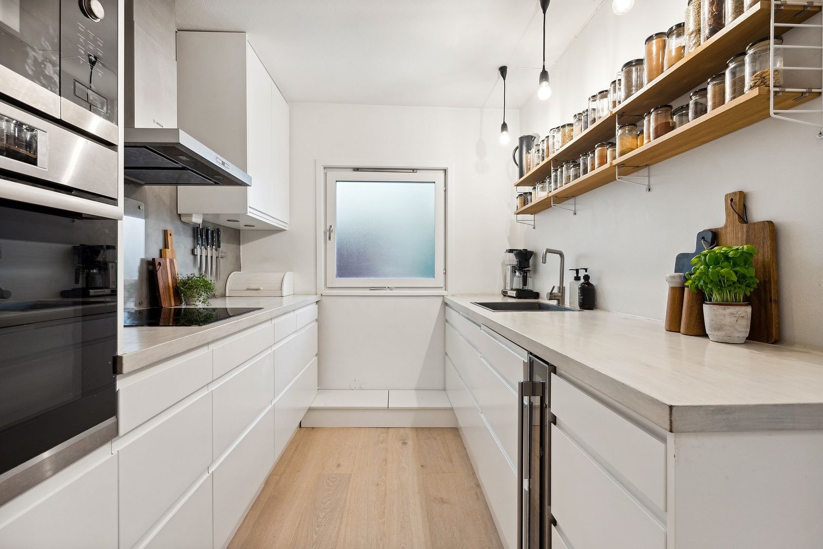 Kjøkkeninnredning fra 2017 med integrerte hvitevarer. Galleribilde