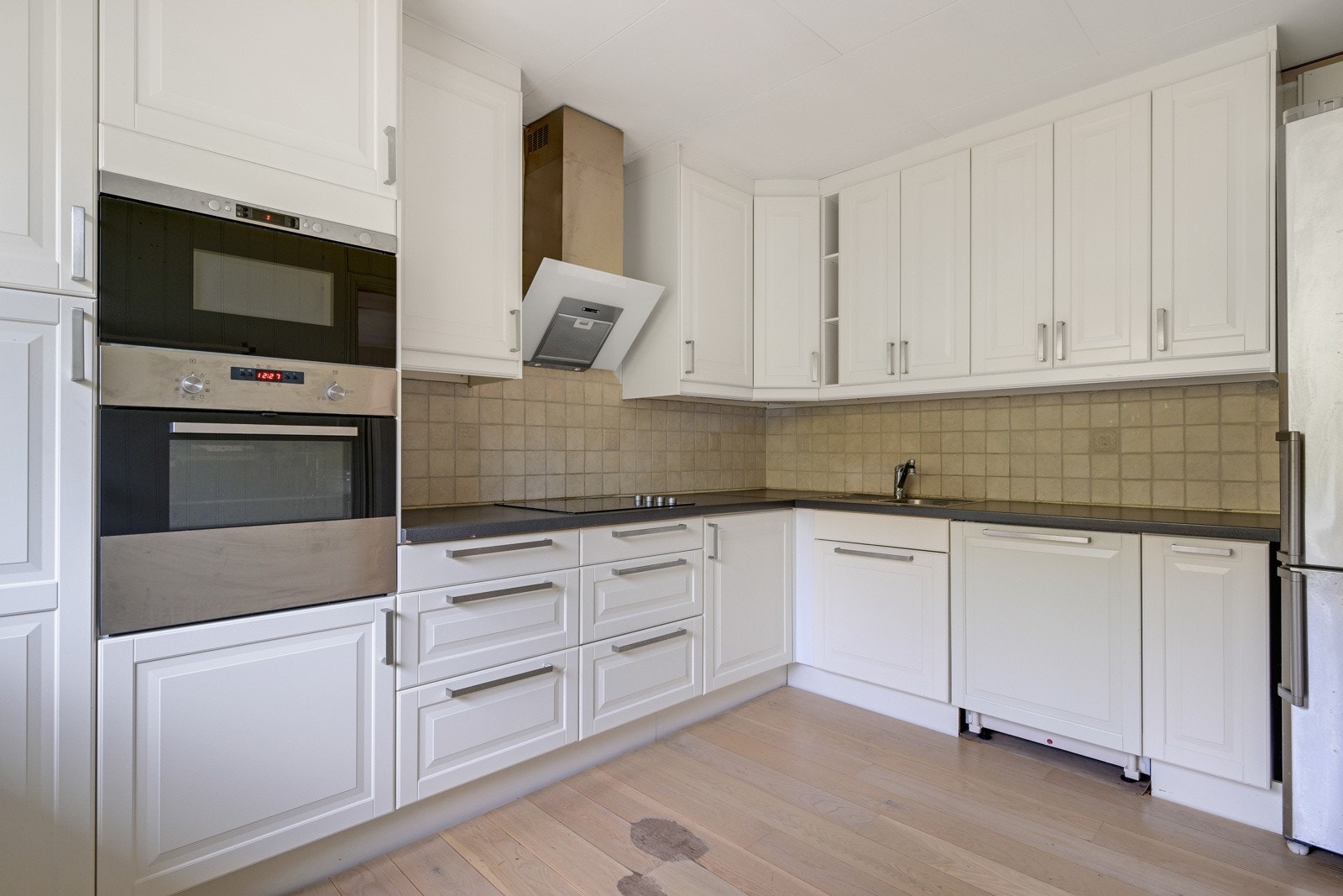 Her kan en ta i bruk et lekkert kjøkken, oppgradert i 2011 med integrerte hvitevarer, deriblant oppvaskmaskin, mikrobølgeovn, stekeovn og keramisk platetopp Galleribilde