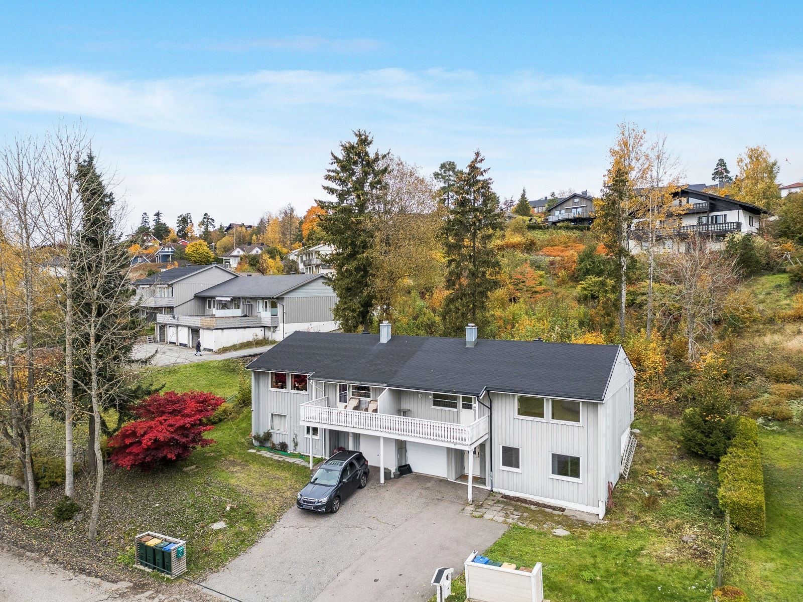 Boligen har en attraktiv beliggenhet i et veletablert boligområde i Holmestrand. Sentralt og solrikt område med gangavstand til matbutikk, busstopp og flotte turområder Galleribilde