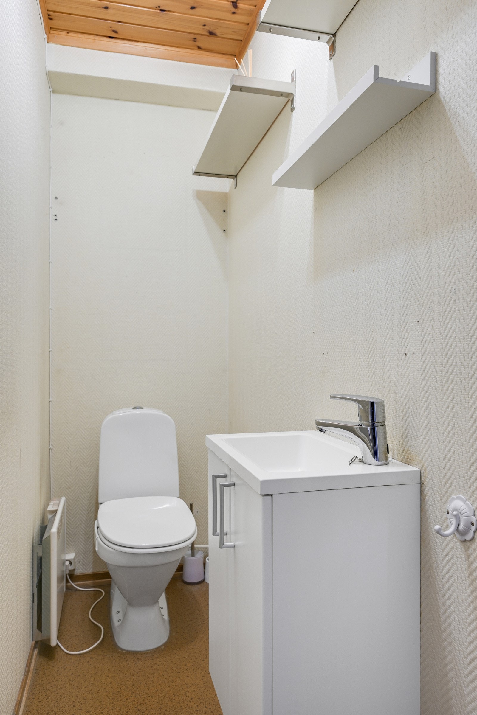 Praktisk toalettrom i første etasje med klosett og servant Galleribilde