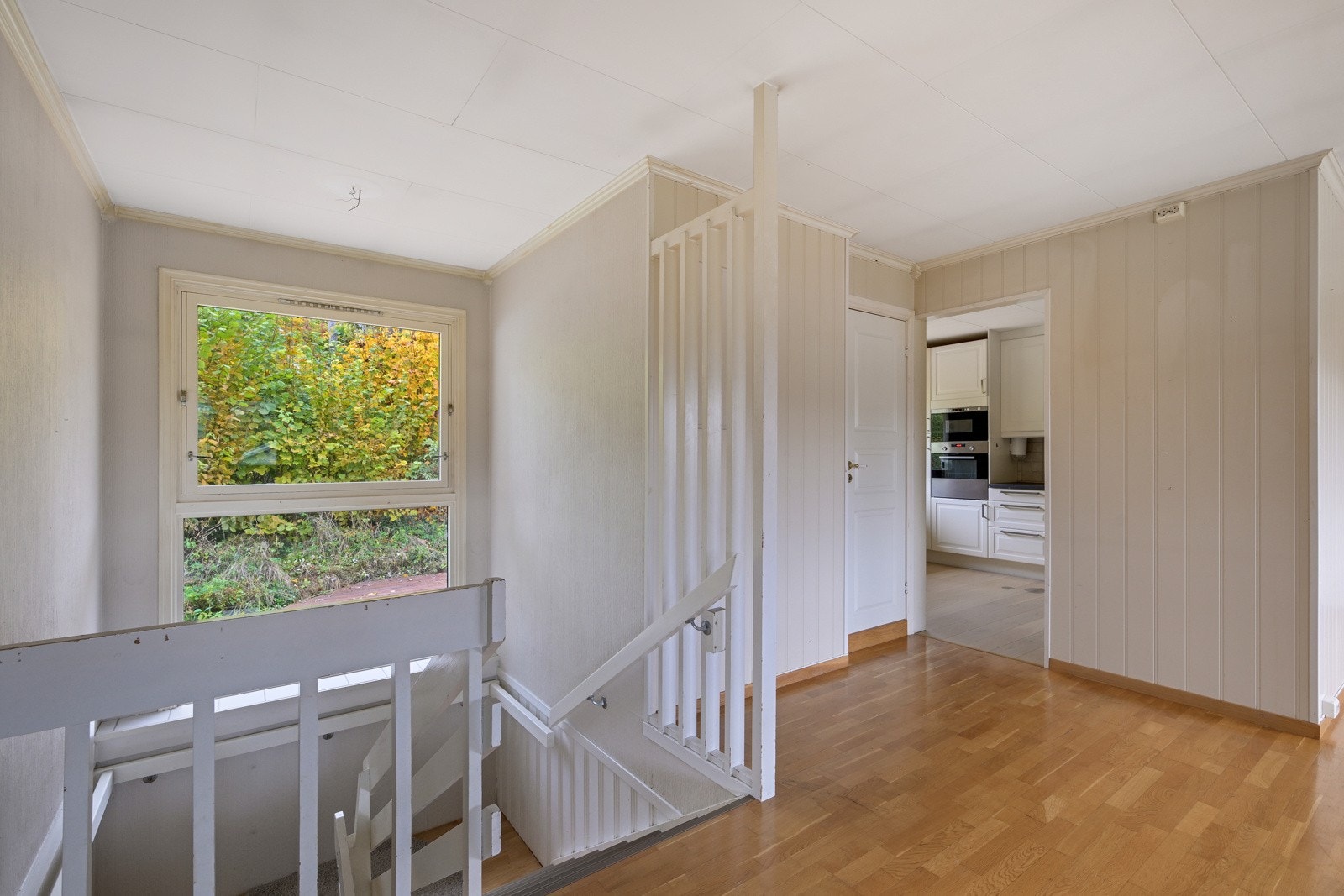 Boligen har hovedsaklig parkett og laminat på gulv. Veggene er kledd med malte plater Galleribilde