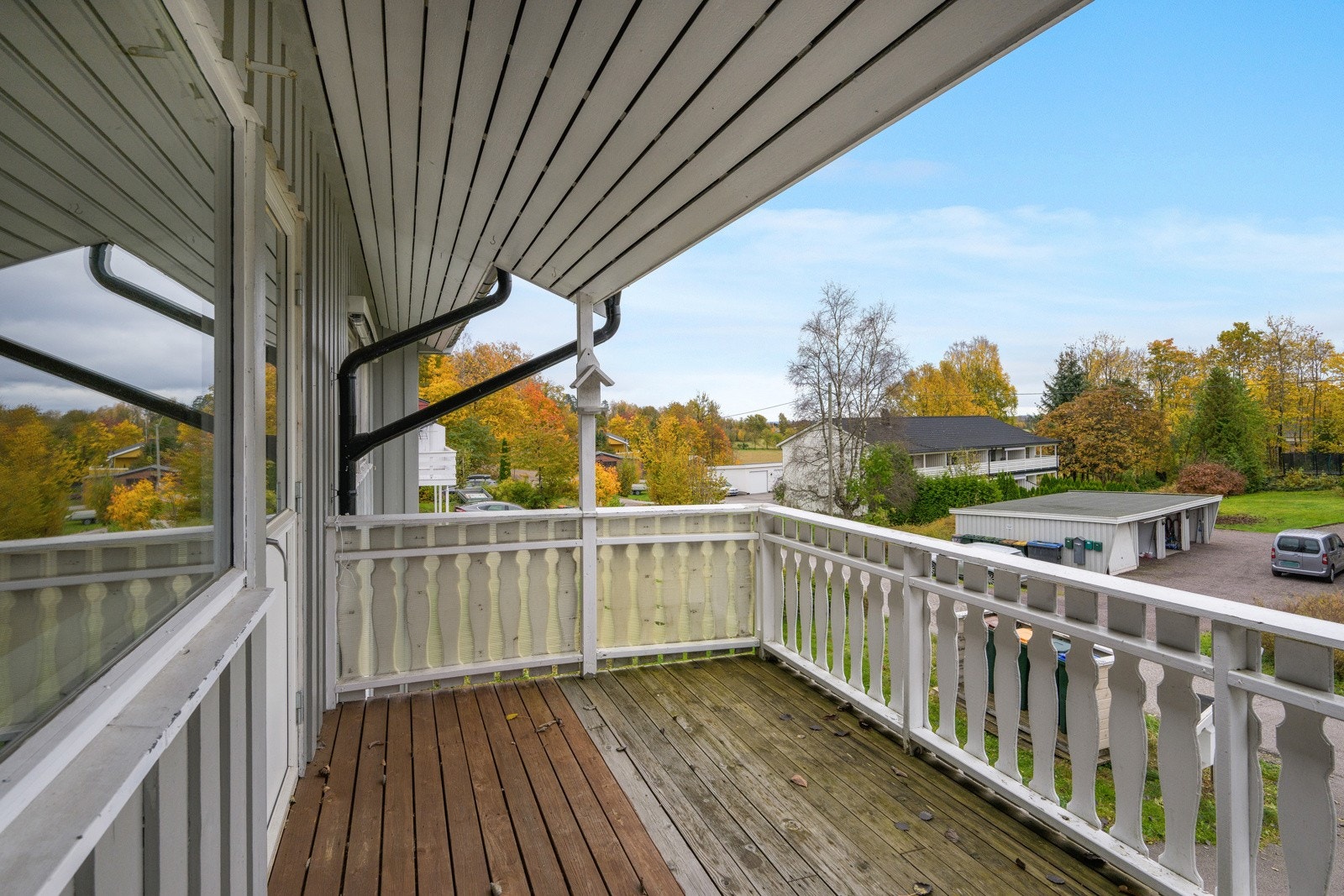 En god kopp kaffe kan nytes i trivelige omgivelser under tak på den sydvendte balkongen og på den romslige terrassen på baksiden Galleribilde