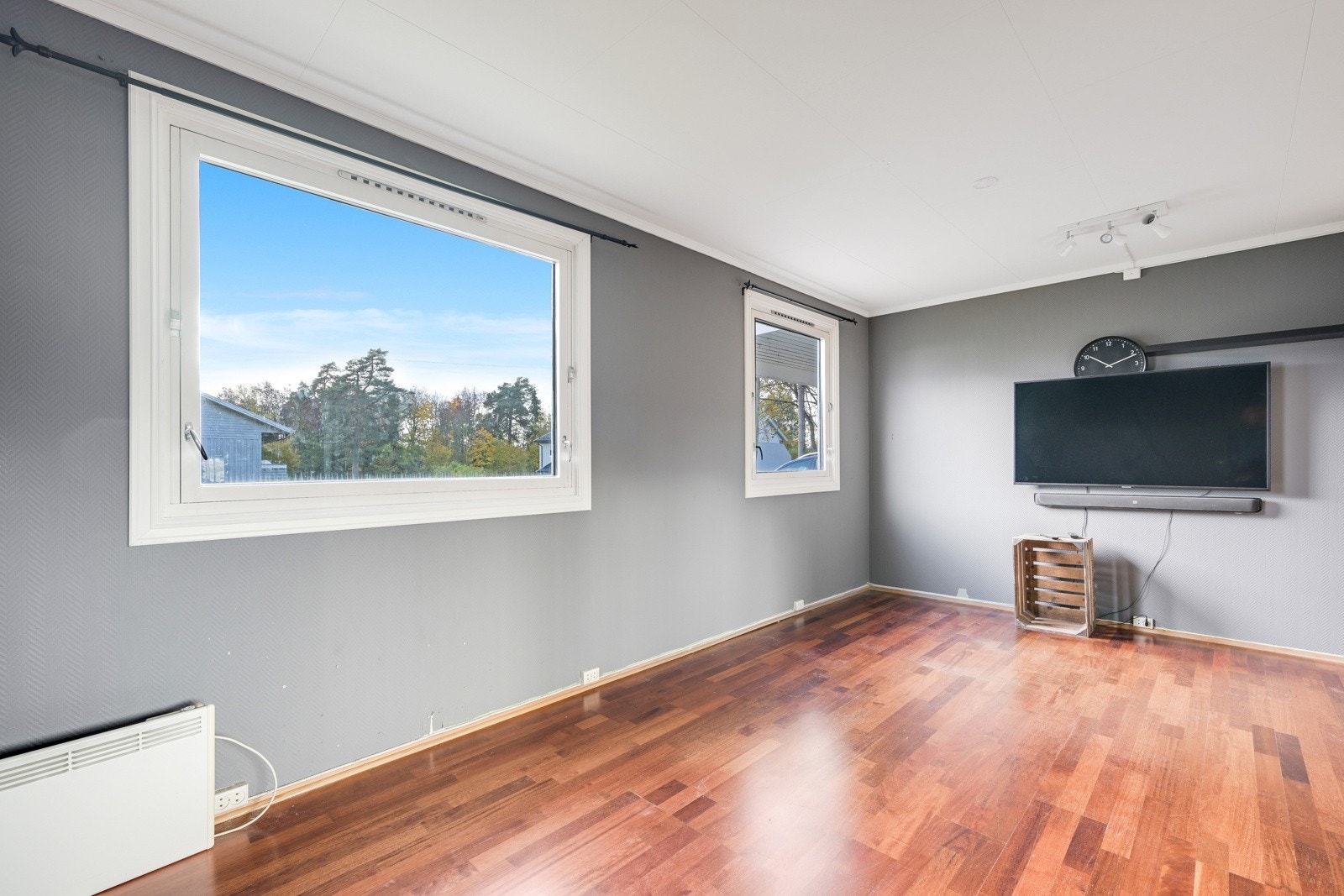 Rommet er luftig og byr på god plass for seng og nattbord Galleribilde