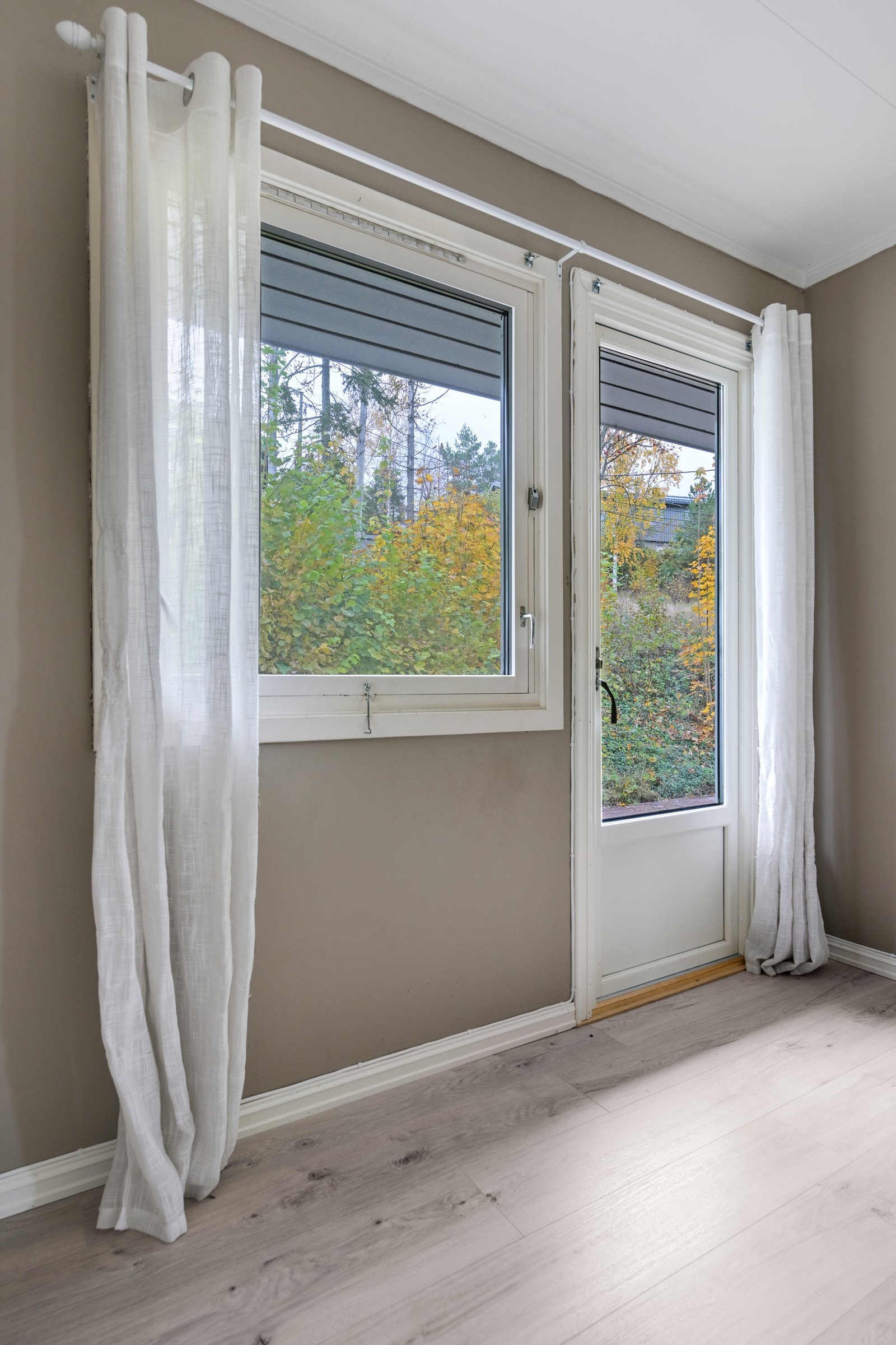 Vinduene gir godt med lys og gjør soverommet til et trivelig sted å våkne Galleribilde