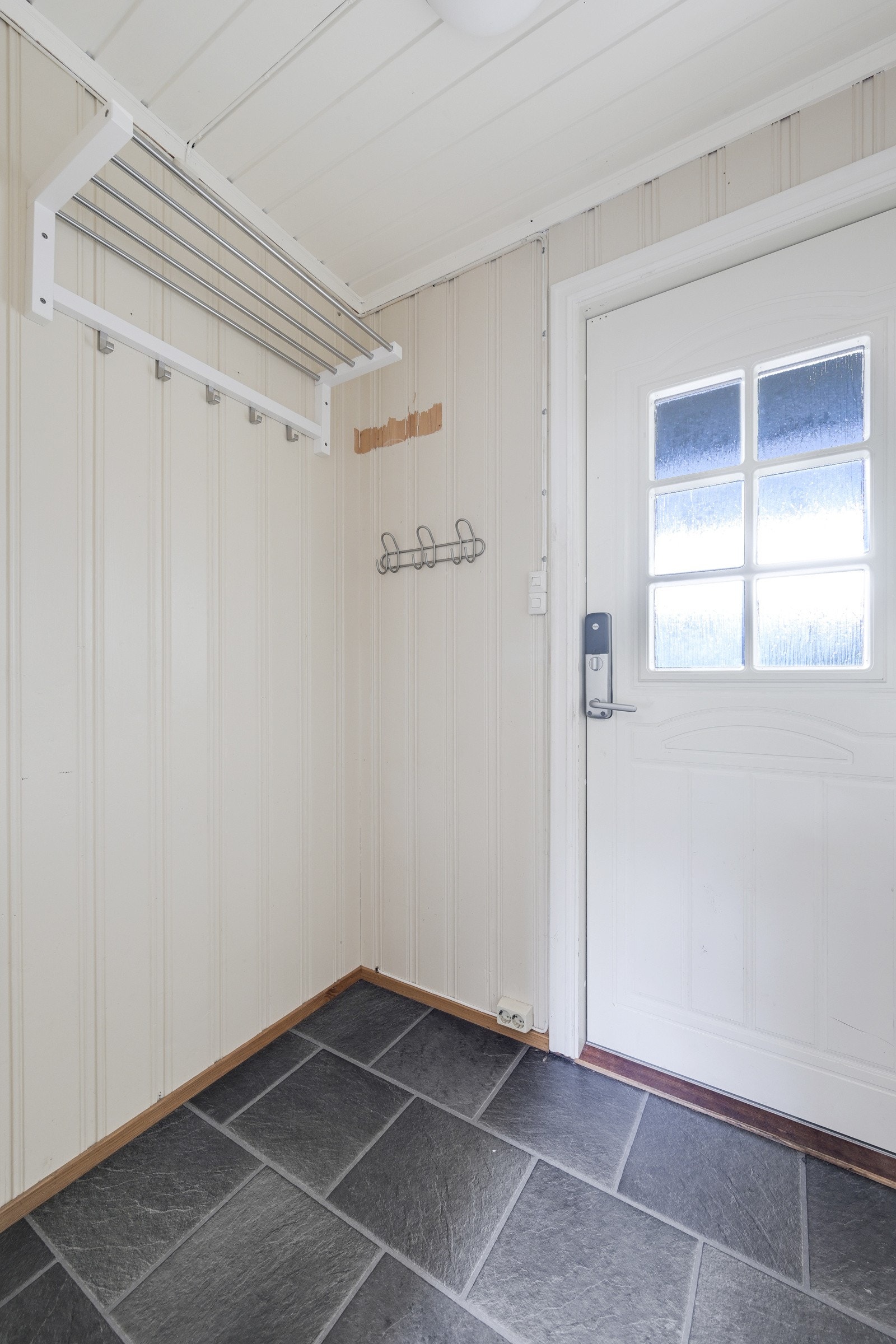 Velkommen inn! Dette er en entrè med plass til at yttertøy kan henges opp og sko kan settes på plass Galleribilde