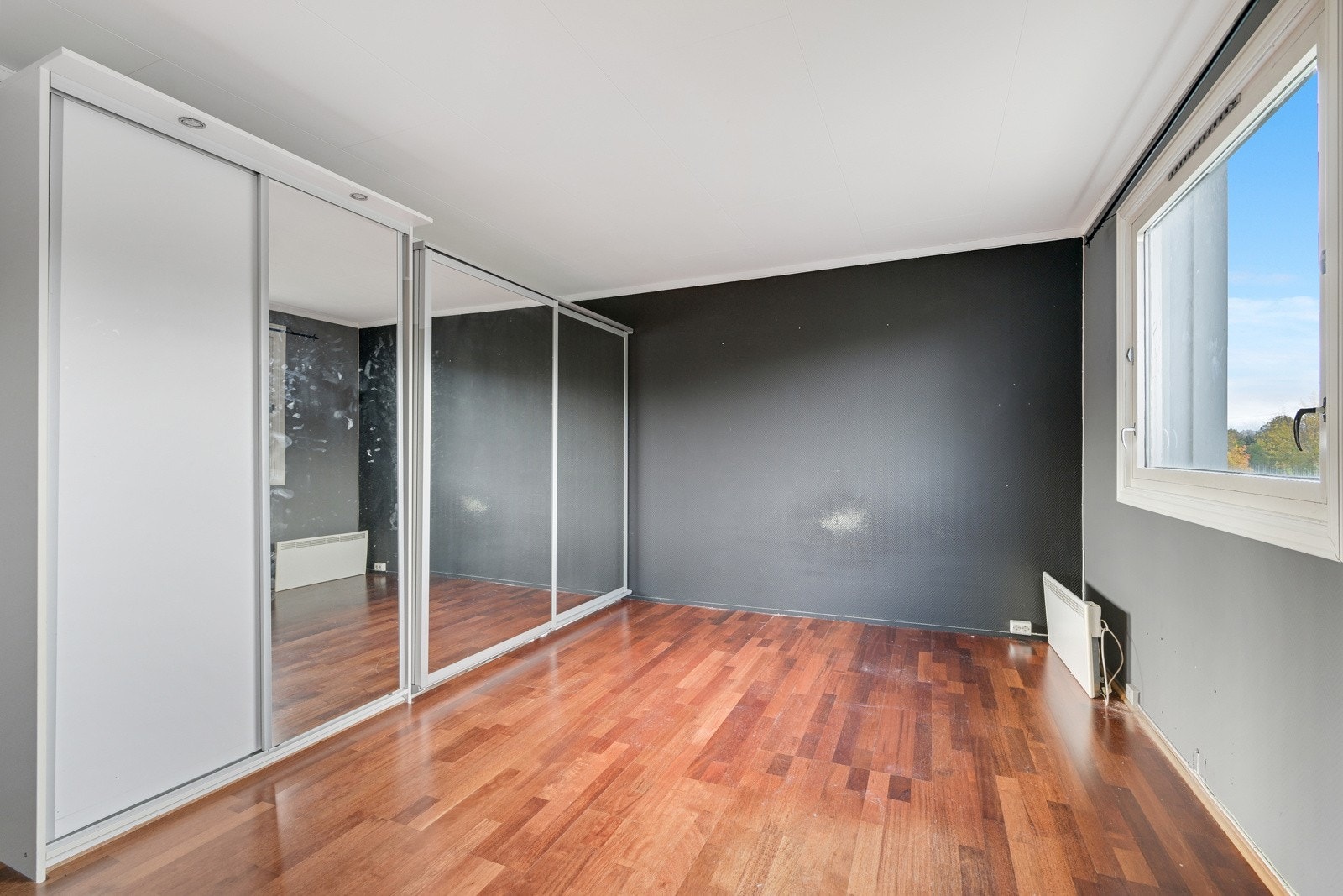 Her han man stor og praktisk skyvedørsgarderobe Galleribilde