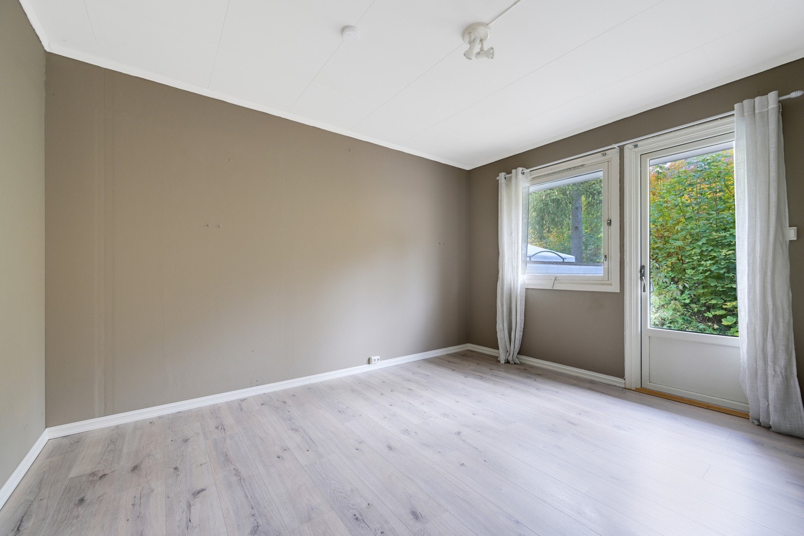 Soverom nr. 2 med egen utgang til den romslige terrassen. Her har man også godt med plass og kan innrede med dobbeltseng og garderobeløsninger Galleribilde