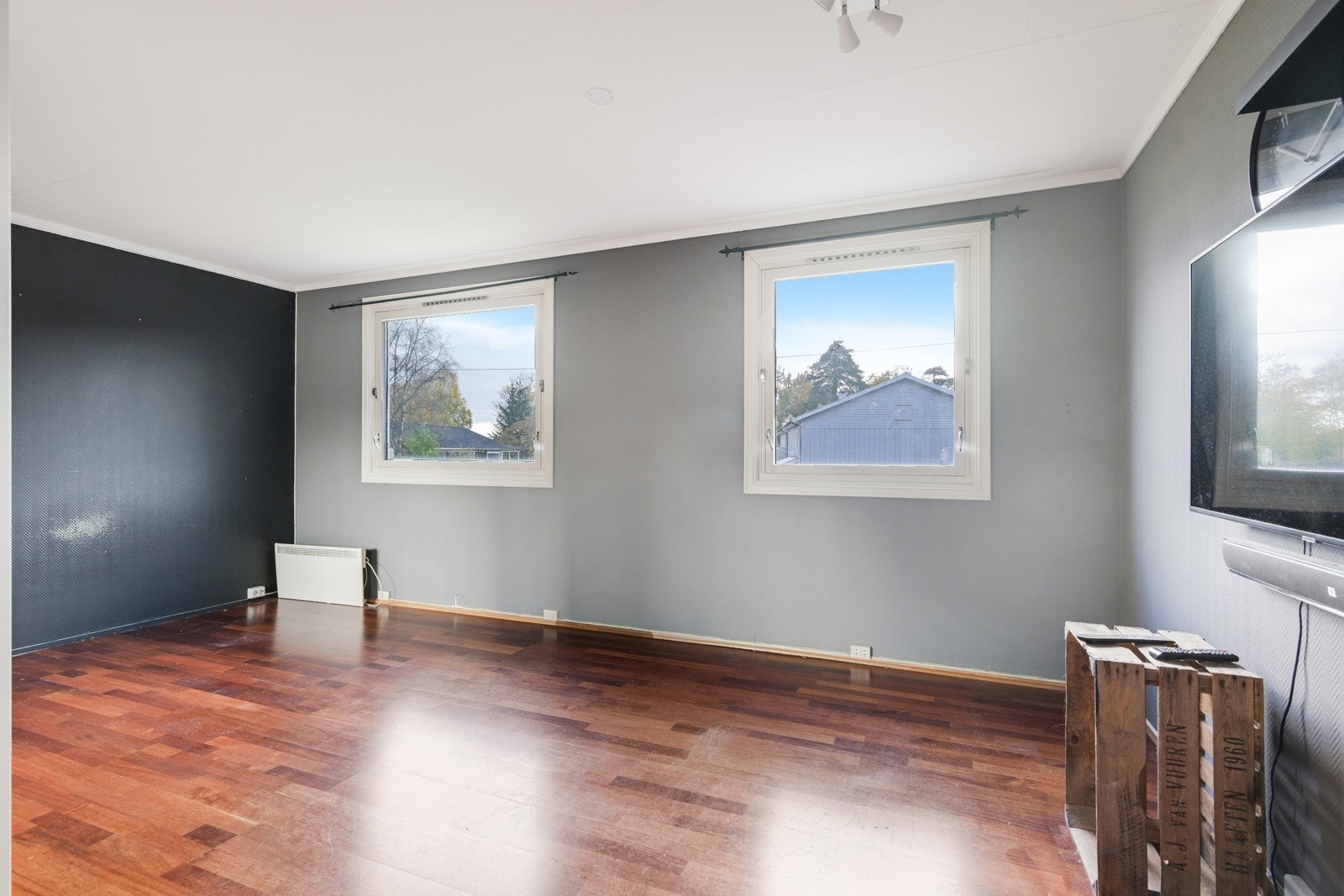 Boligen tilbyr 2 soverom av god størrelse. Det har tidligere vært 2 soverom i underetasjen, men disse er slått sammen til et stort rom Galleribilde