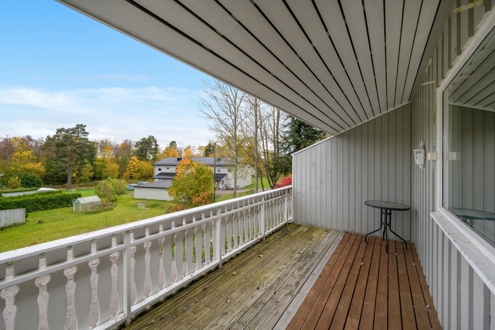 Sydvendt balkong med gode solforhold. Dette blir et fint sted å invitere til kaffe og kaker, samtidig som barna leker trygt i hagen Galleribilde
