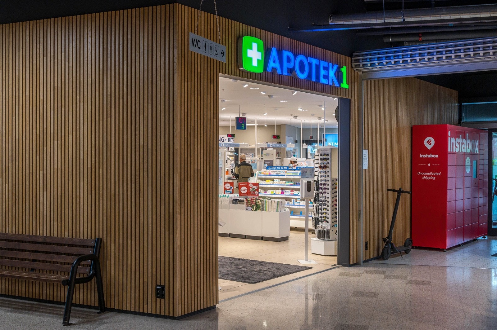 Holmestrandstoppen med apotek, kafe, frisør, blomsterforretning og dagligvarehandel er i nærheten. For flere bymessige fasiliteter kan man legge turen ned til Holmestrand sentrum Galleribilde