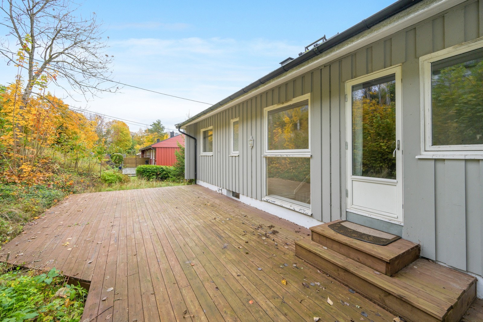 En romslig halvpart av tomannsbolig med bl.a 2 soverom, innbygd garasje m/sportsbod og hele 51 kvm med terrasse & balkongareal! Galleribilde