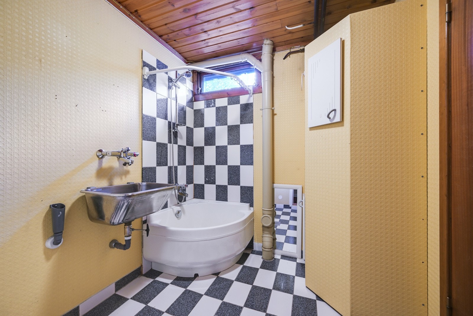 Boligens vaskerom finner man i første etasje. Dette flislagte rommet har dusj, skyllekum og opplegg for vaskemaskin Galleribilde