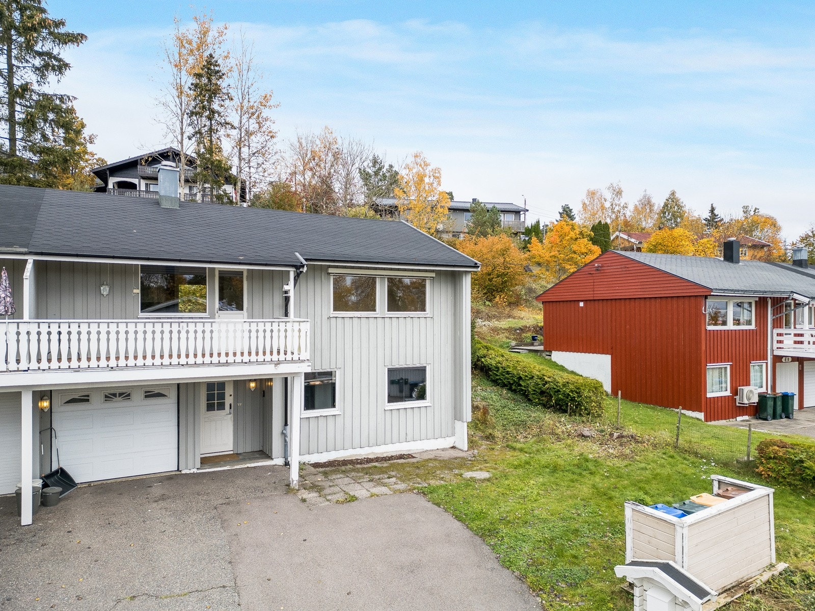 Holmestrand er en idyll om sommeren med badestrender og båthavn. Det er ca. 10 minutter å kjøre til jernbanestasjonen som har hyppige avganger mot nord og videre sør i Vestfold. Galleribilde