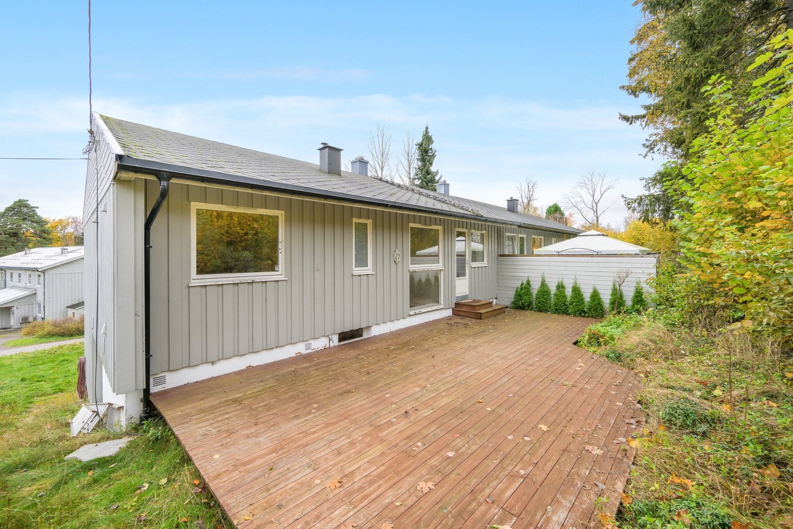 Det er kort vei til skoler og barnehager, samtidig som nærmeste bussholdeplass er knappe 400 meter ifra boligen med hyppige avganger Galleribilde