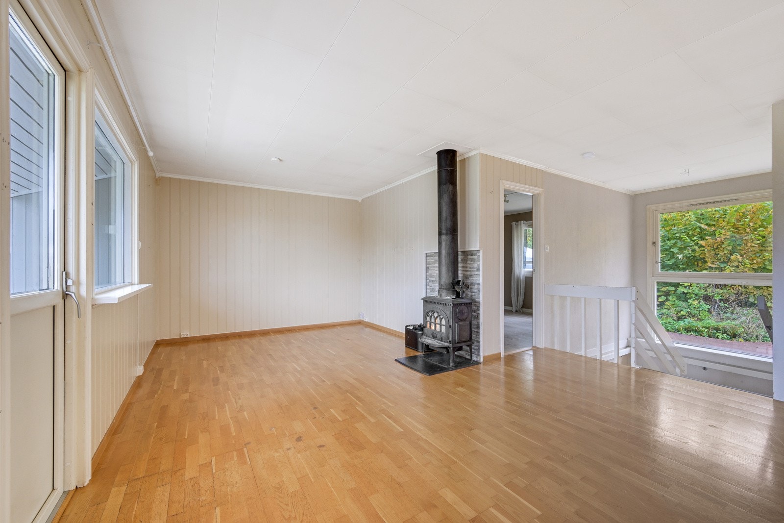 Det er i tillegg rom for en spisestue hvor høytidelige middager kan nytes. Flere vinduer sørger for at stuen har nok av naturlig lysinnslipp Galleribilde