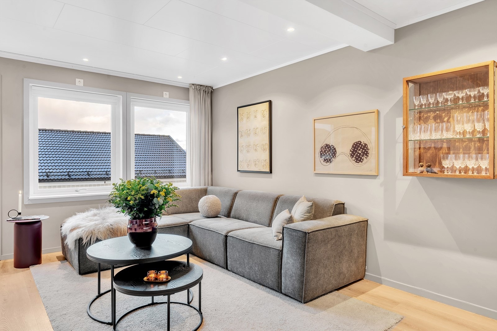 Stue med store vindusflater som slipper inn rikelig med naturlig lys. Galleribilde