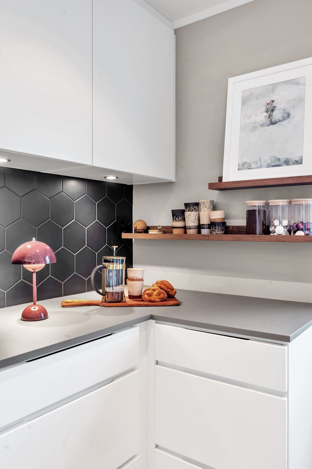 Tidløst kjøkken med rikelig skap- og benkeplass. Galleribilde