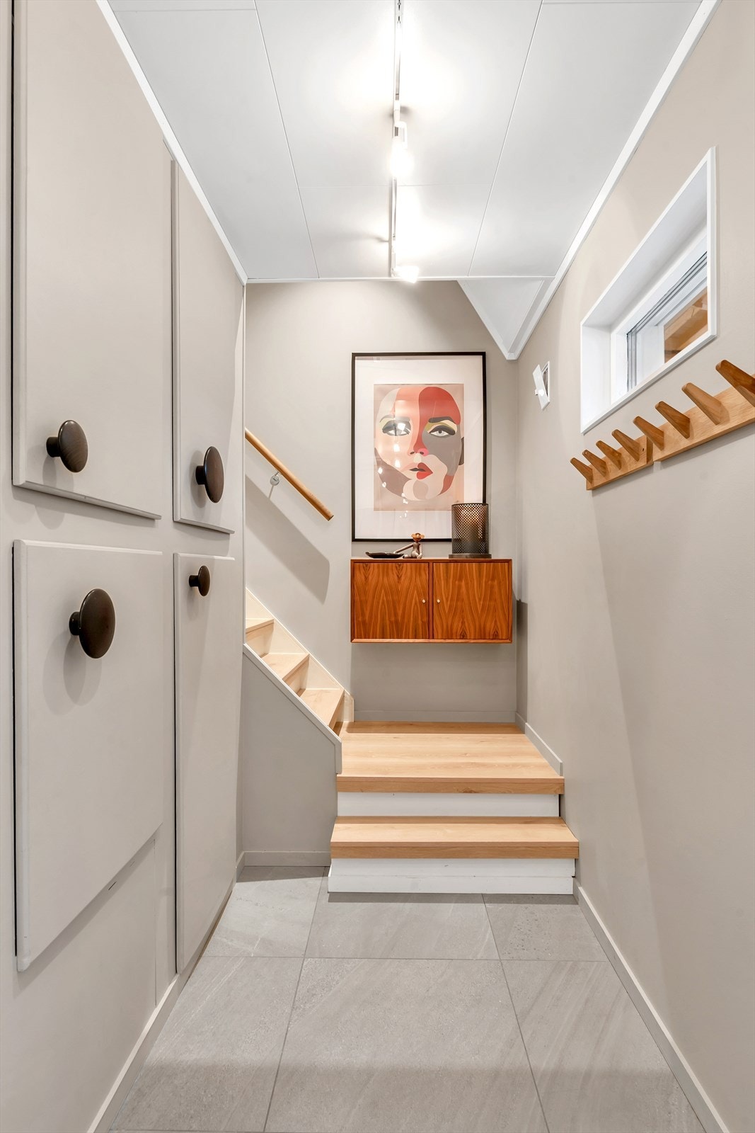 Flislagt entré med smart garderobeløsning. Galleribilde