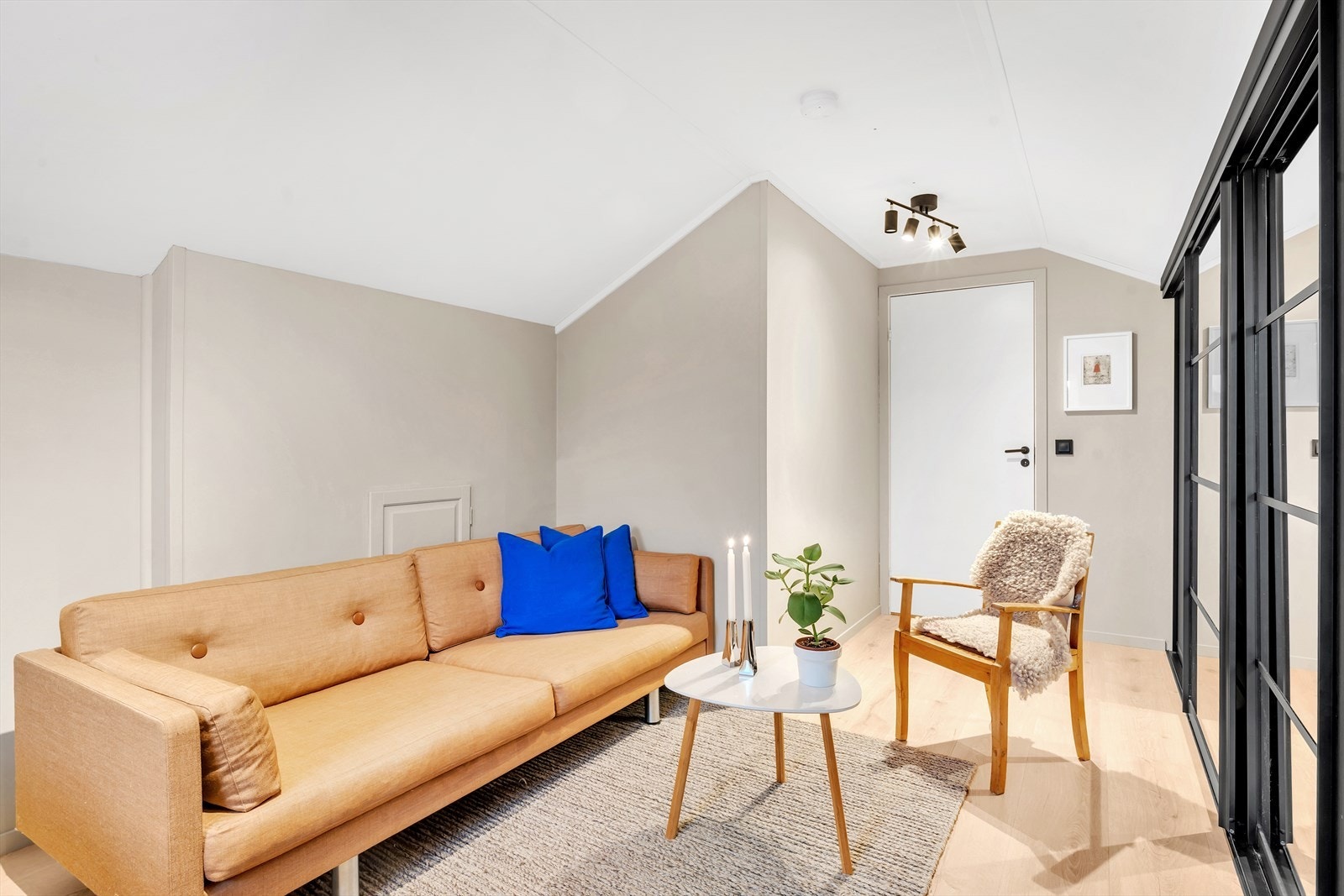 Stor skyvedørsgarderobe med romslig knekott bak. Rikelig med lagringsplass. Galleribilde