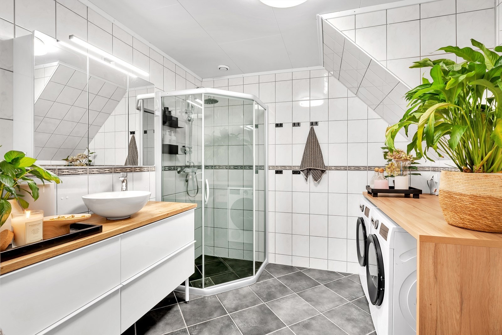 Komplett flislagt bad med gulvvarme og gode løsninger. Galleribilde