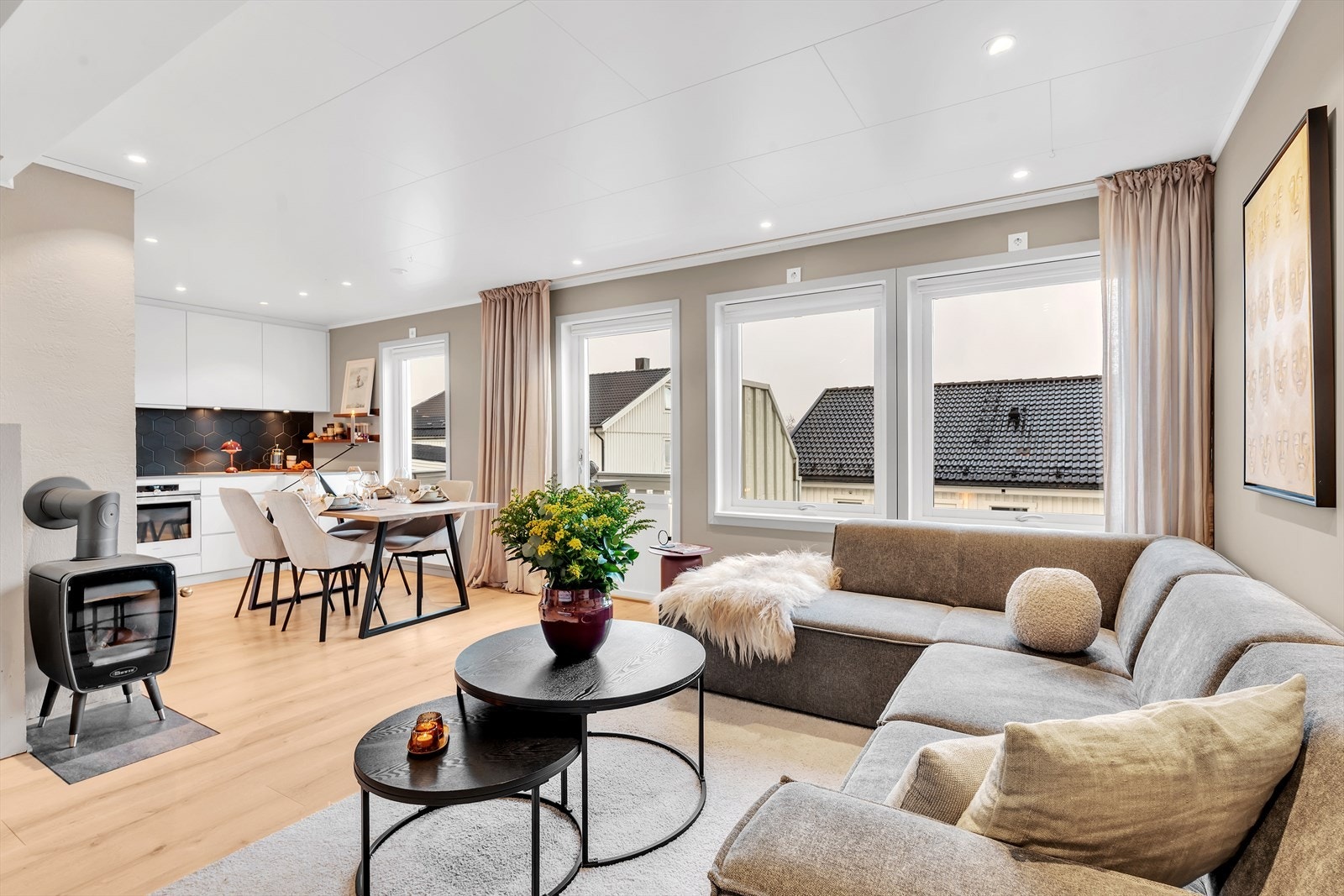 En stilfull, romslig og meget flott 4-roms over 2 plan med garasje, vedfyring og solrik balkong sentralt i Hamna! Galleribilde