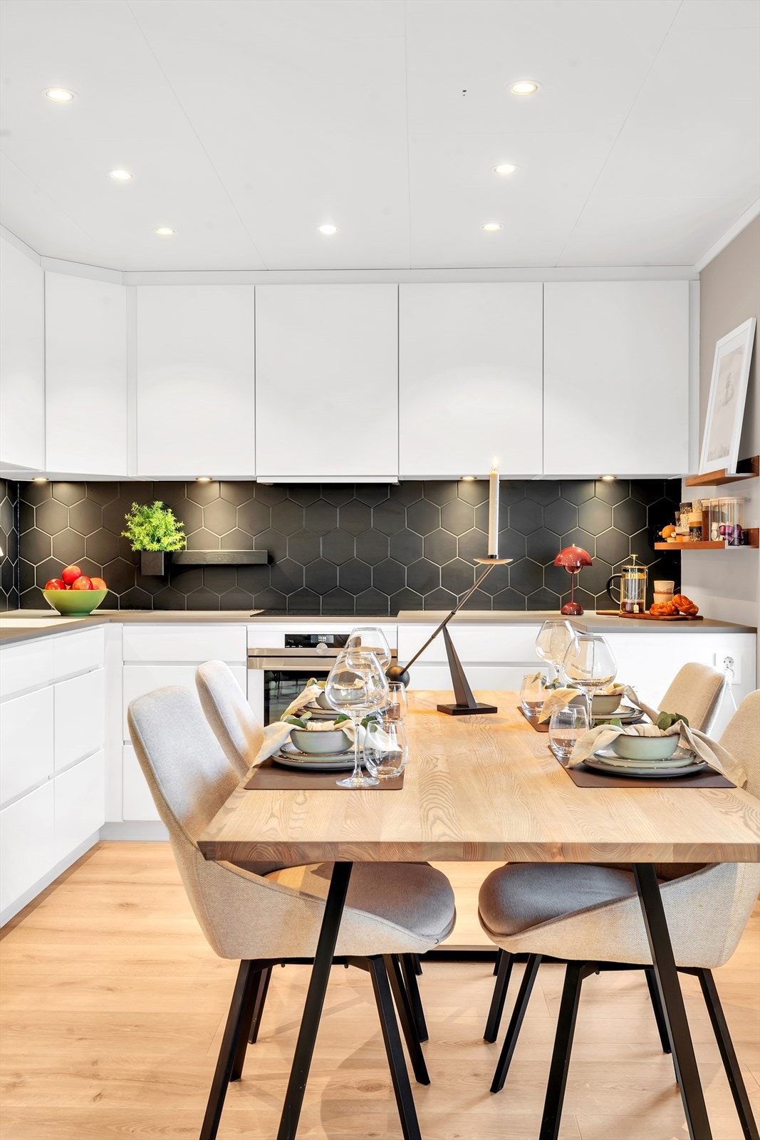 Spisestuen faller naturlig inn mellom kjøkkenet og stuen. Galleribilde