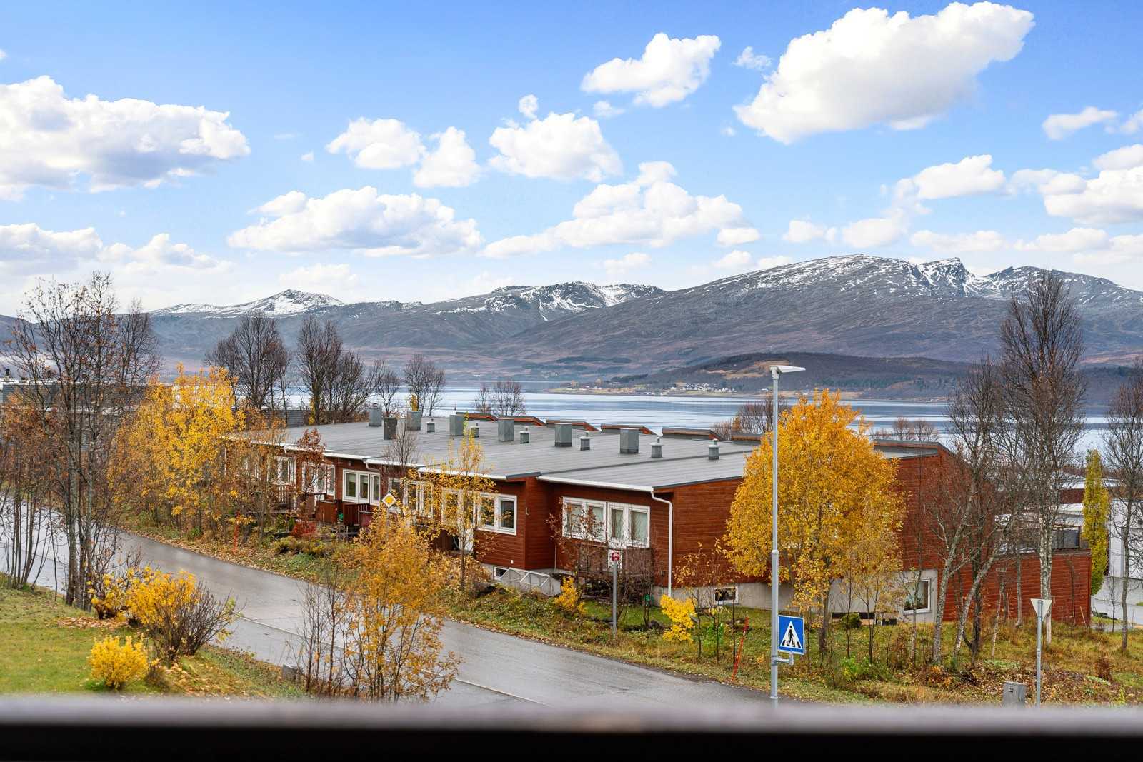 Her er det gode solforhold hele dagen og utover mot kvelden. Balkongen er takoverbygd som bidrar til økt brukervennlighet.