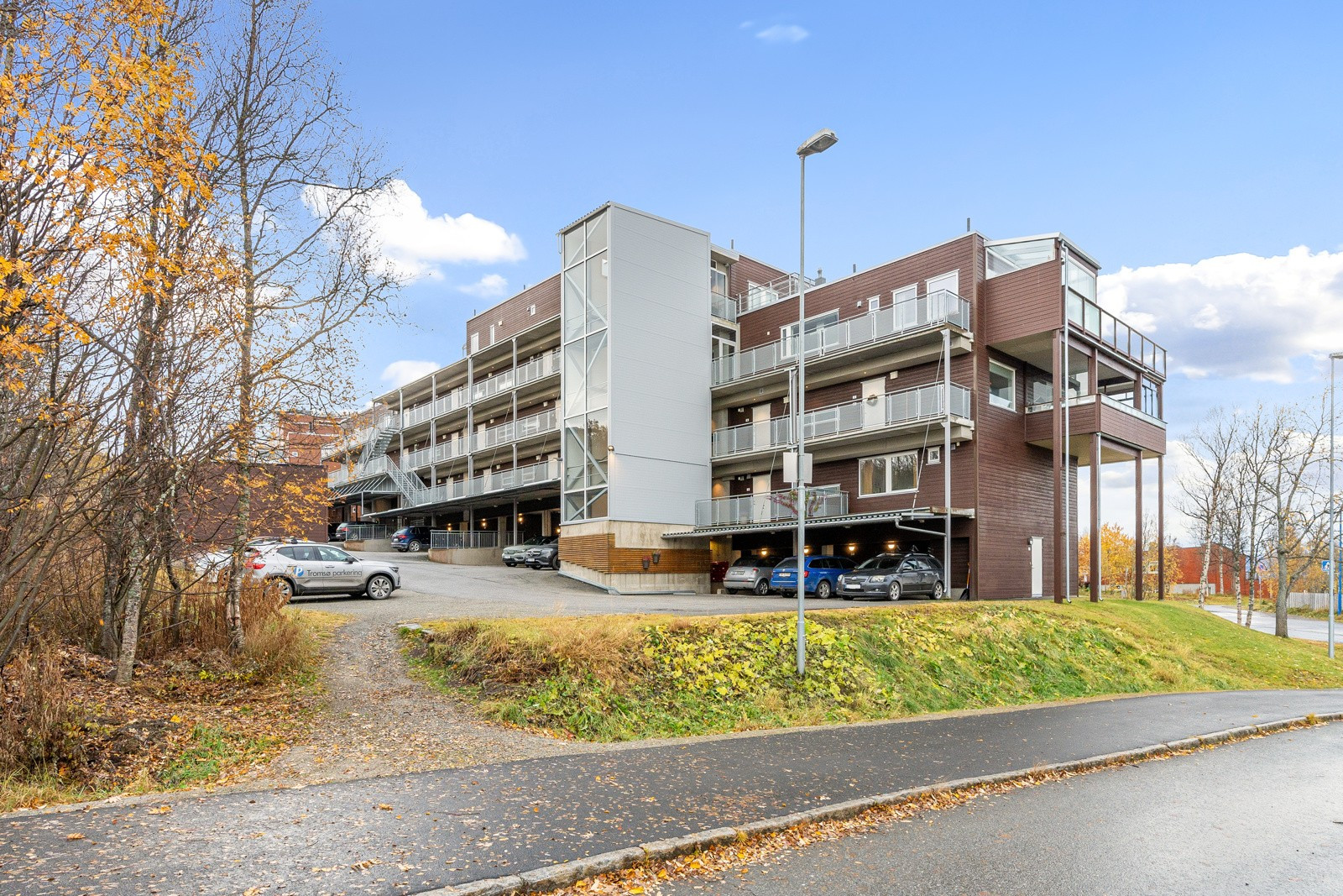 Leiligheten har parkering i carport m/lader.Det medfølger også en sportsbod med god takhøyde.