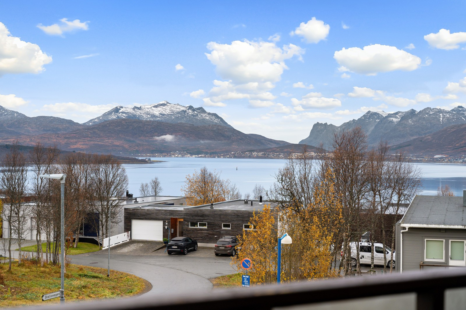 Leiligheten har en god planløsning over to plan og har en koselig balkong med gode sol- og utsiktsforhold.